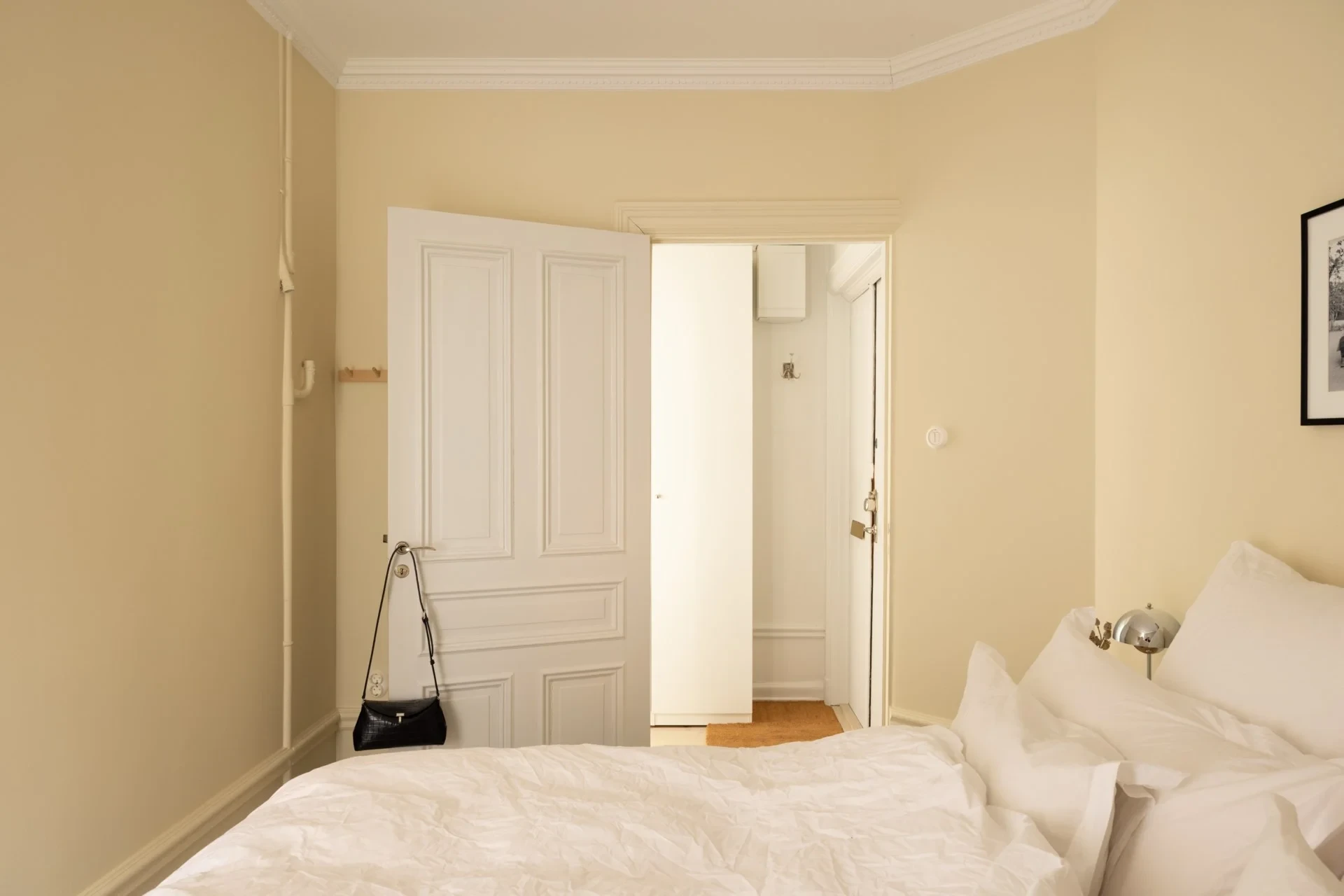 Gårdshus med två fungerande kakelugnar & balkong!