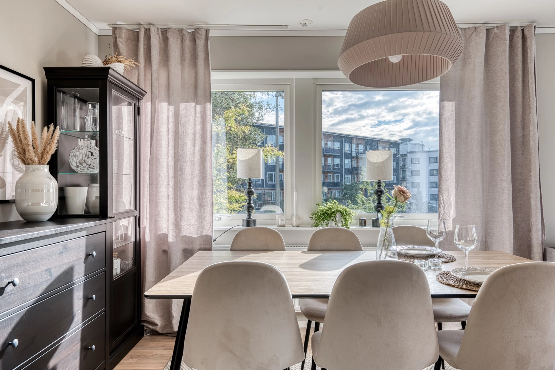 Ljust och stilrent hem med generös uteplats i Ursvik