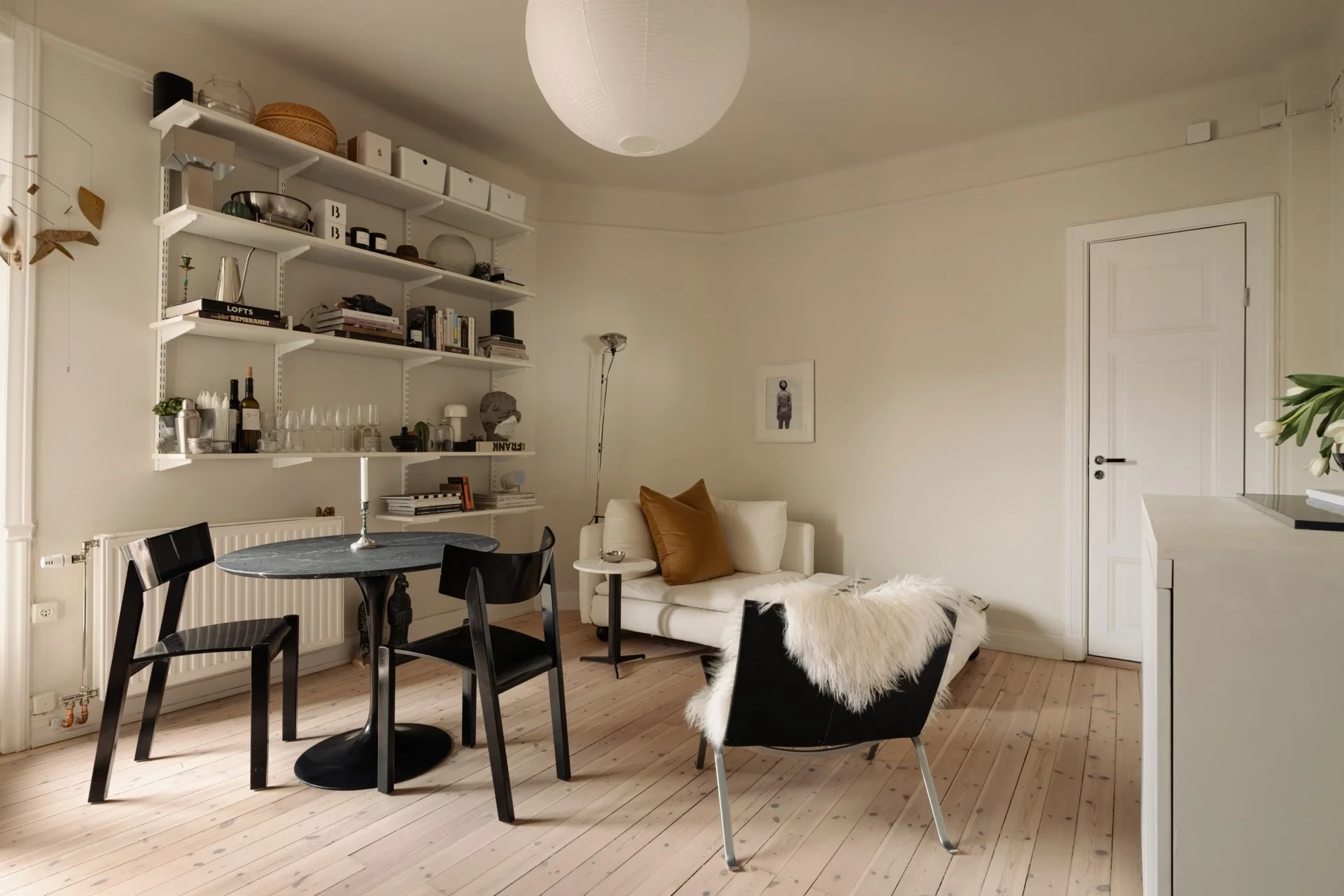 Stilren 20-talslägenhet med genomtänkta materialval och lugnt gårdsläge!