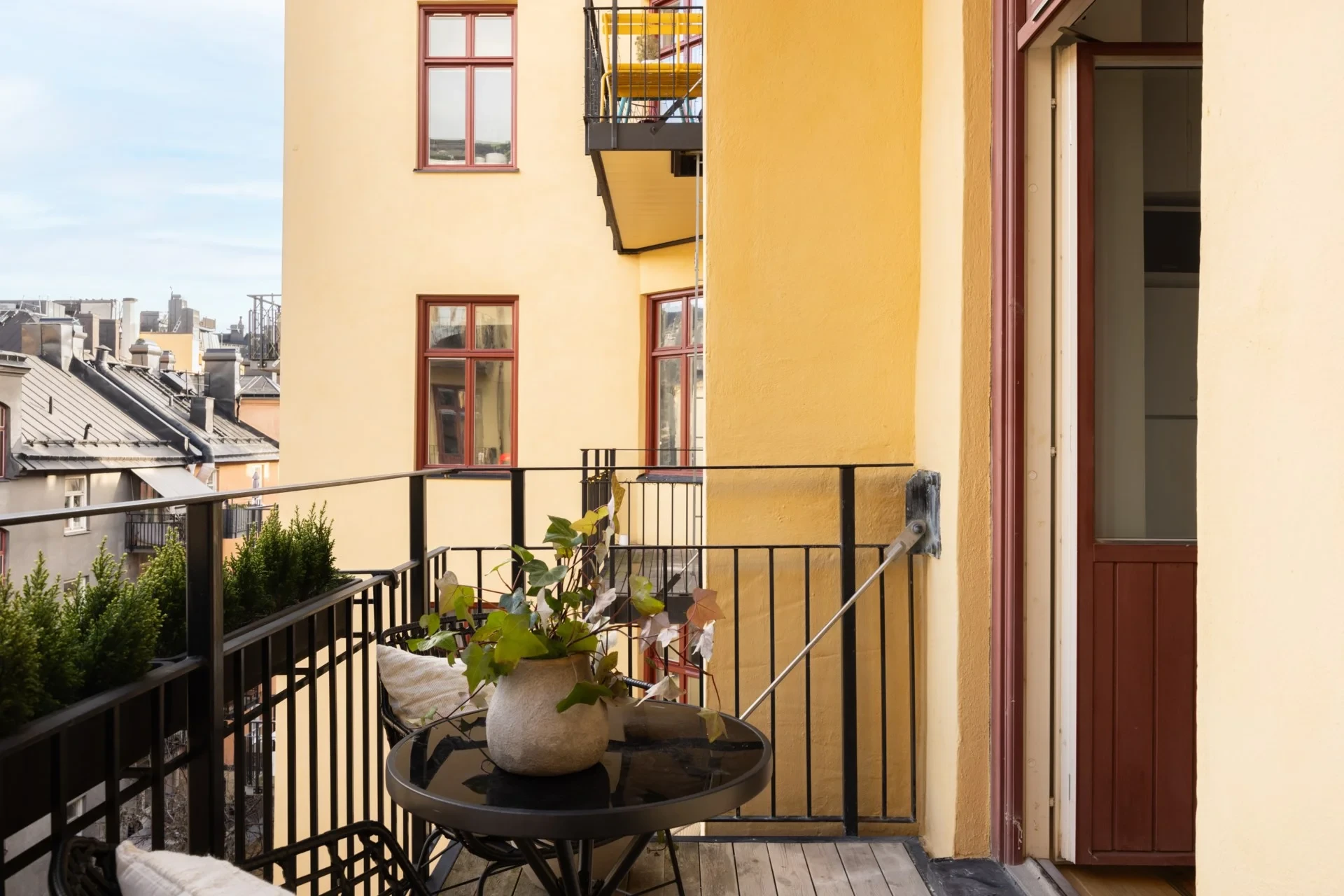Vacker sekelskifteslägenhet från 1903 med balkong mot lummig innergård och originalstuckatur!