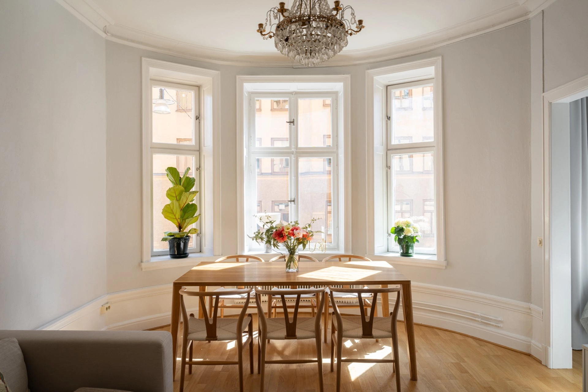 Sekelskiftesdröm med burspråk, stambytt badrum, golvvärme och sovrum för stor säng