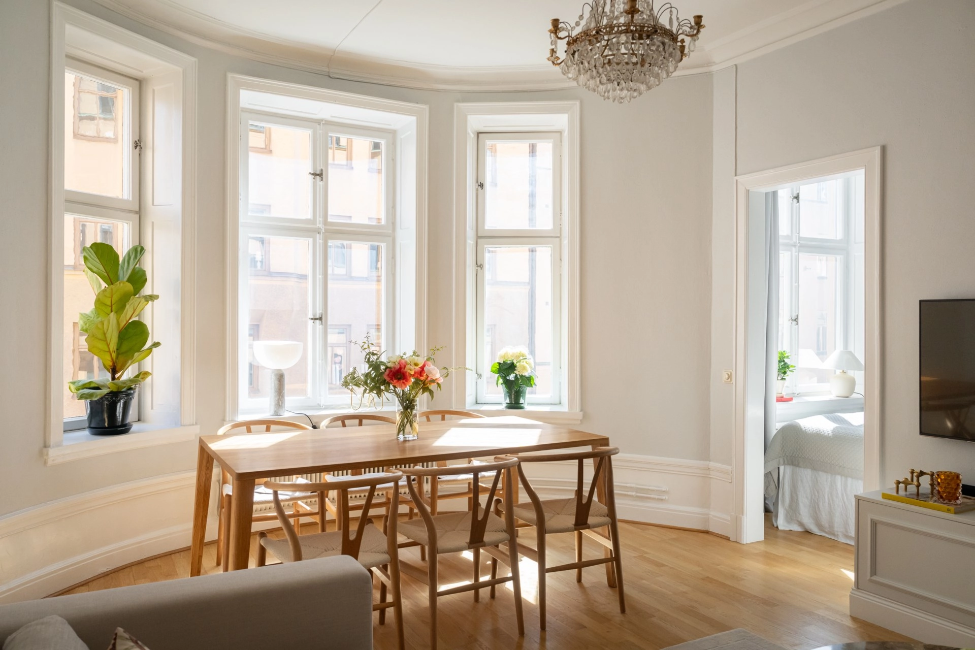 Sekelskiftesdröm med burspråk, stambytt badrum, golvvärme och sovrum för stor säng