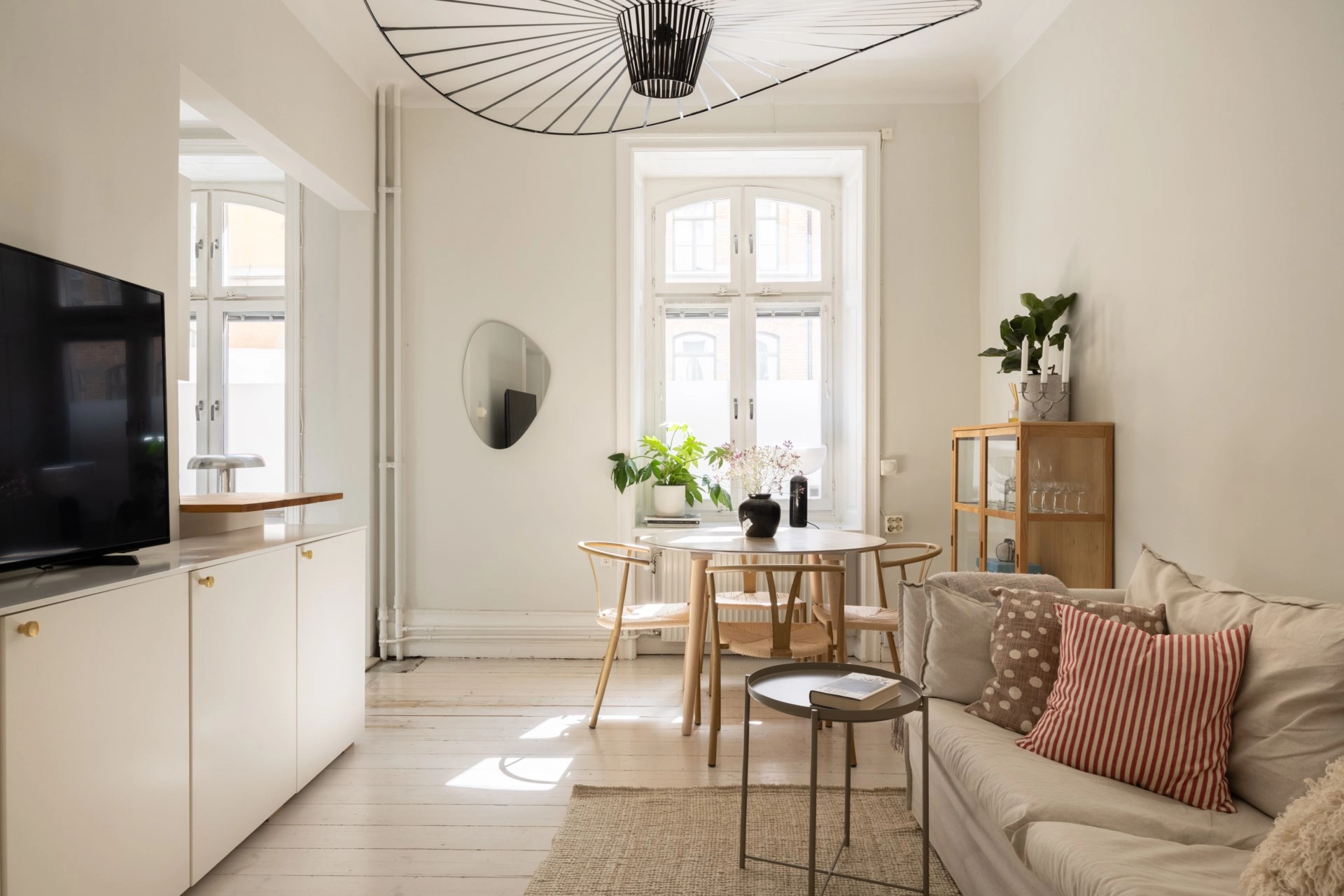 Sekelskiftesdröm på attraktiva Rehnsgatan, ljus och charmfull 2 rok med generös takhöjd