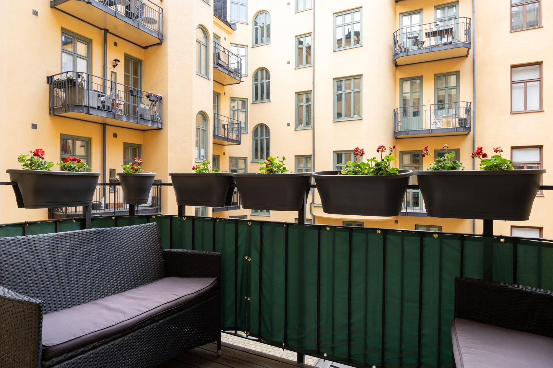 Sekelskiftesvåning med burspråk och balkong mot gård – Odengatan 36