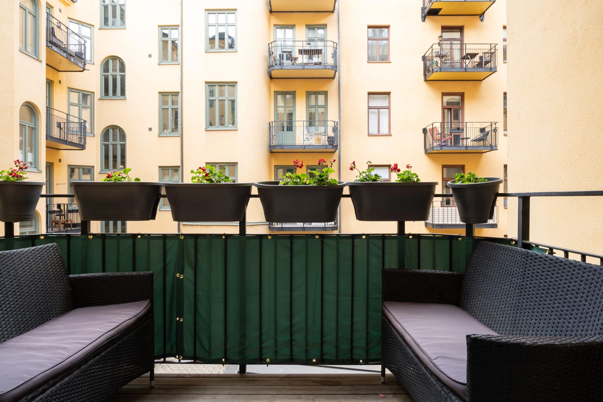 Sekelskiftesvåning med burspråk och balkong mot gård – Odengatan 36