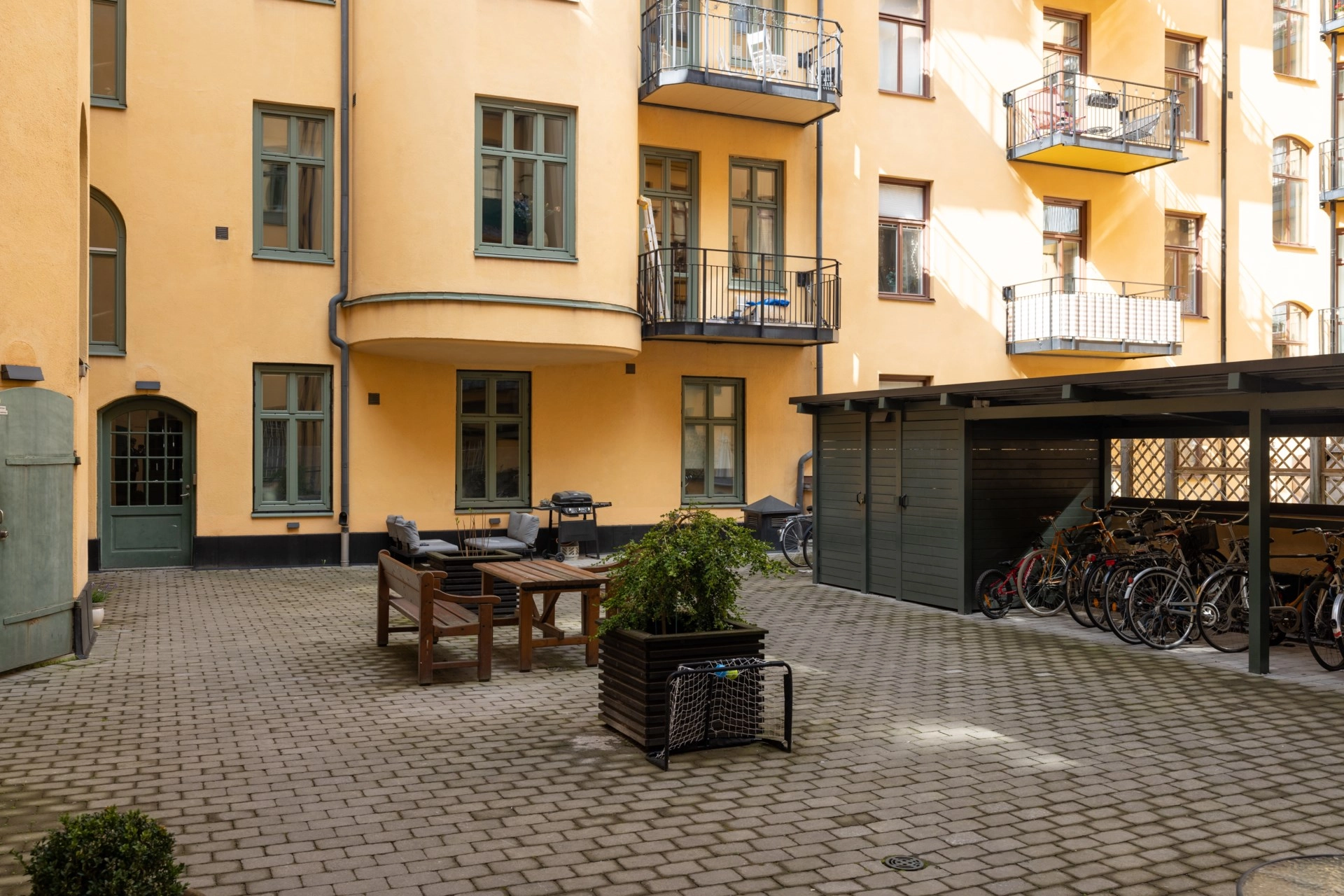 Sekelskiftesvåning med burspråk och balkong mot gård – Odengatan 36