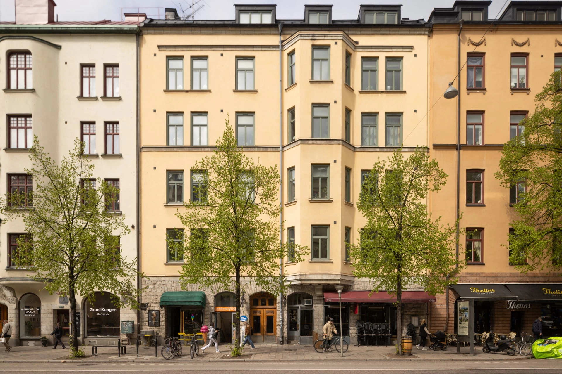 Sekelskiftesvåning med burspråk och balkong mot gård – Odengatan 36