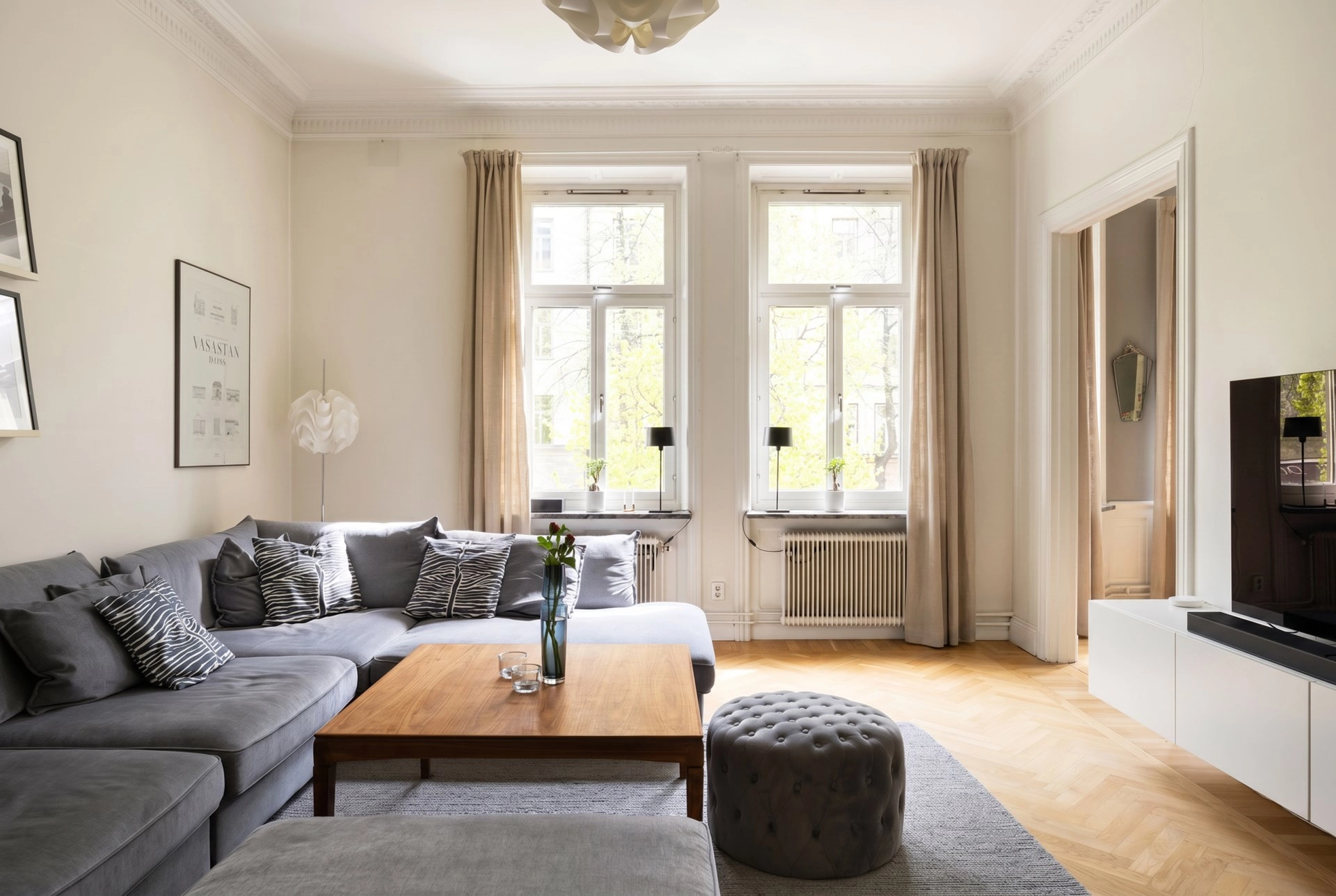 Sekelskiftesvåning med burspråk och balkong mot gård – Odengatan 36