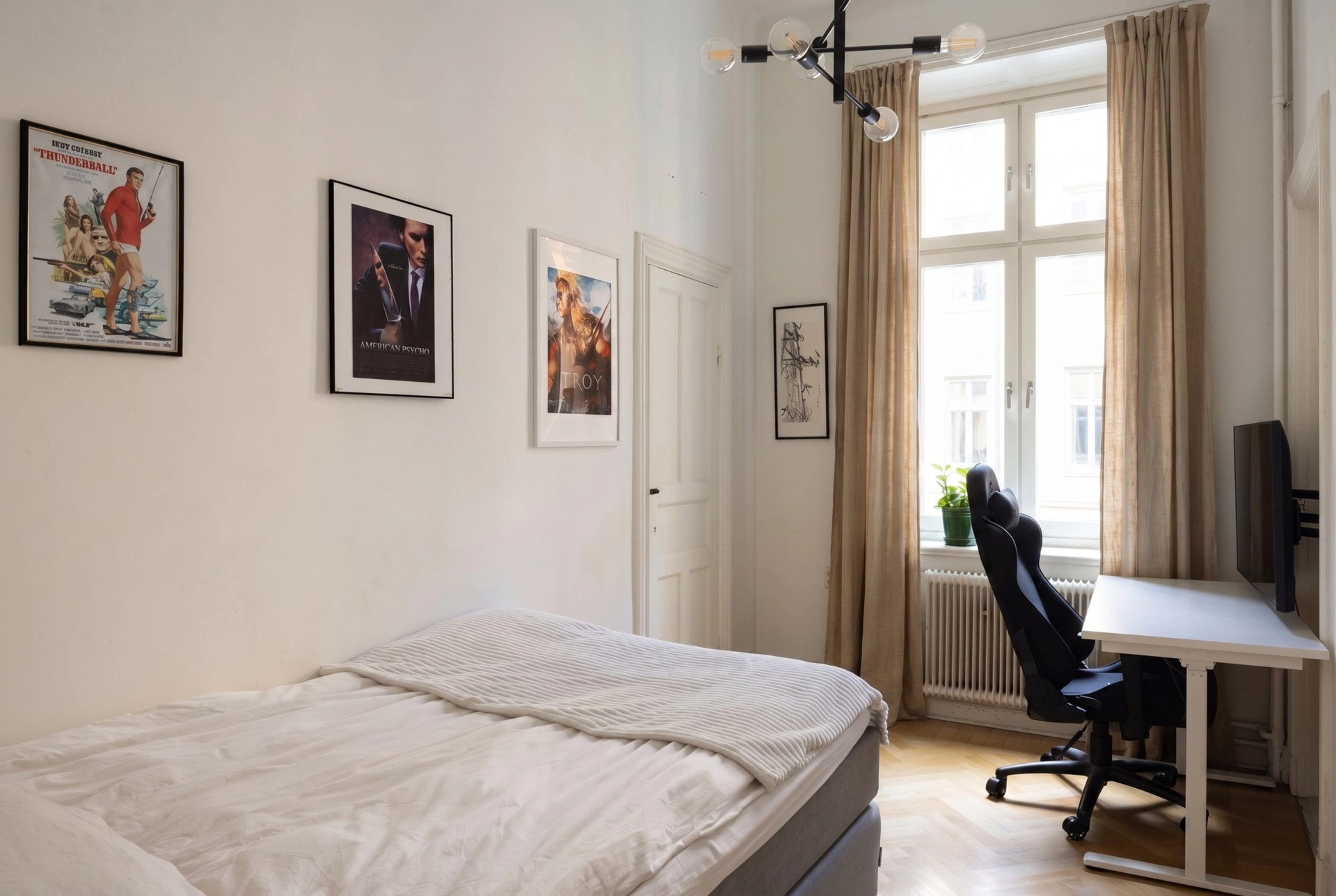 Sekelskiftesvåning med burspråk och balkong mot gård – Odengatan 36