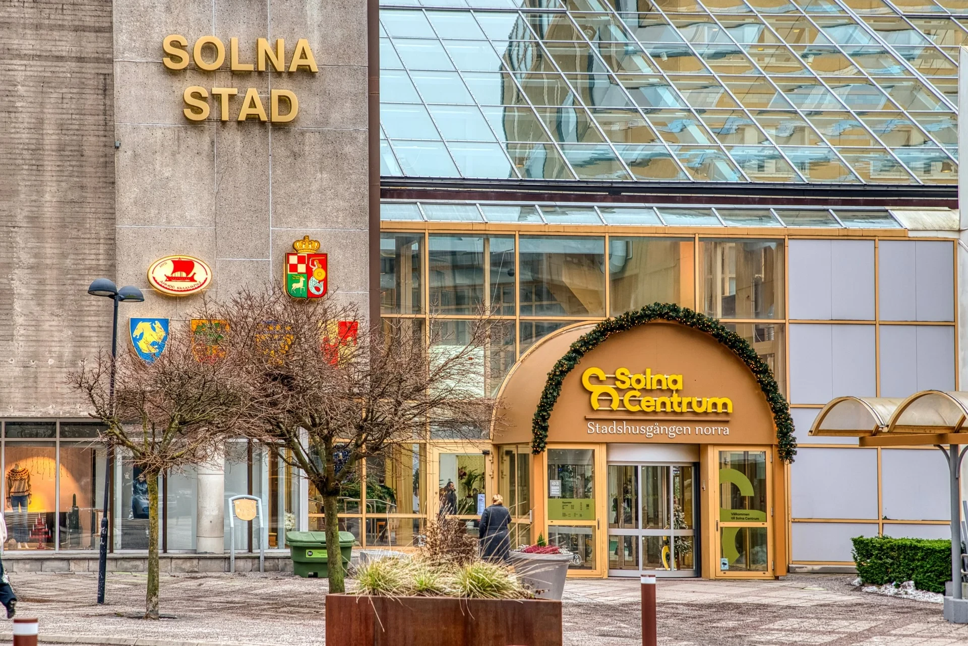 Perfekt etta med stor balkong på bästa läge i Solna!