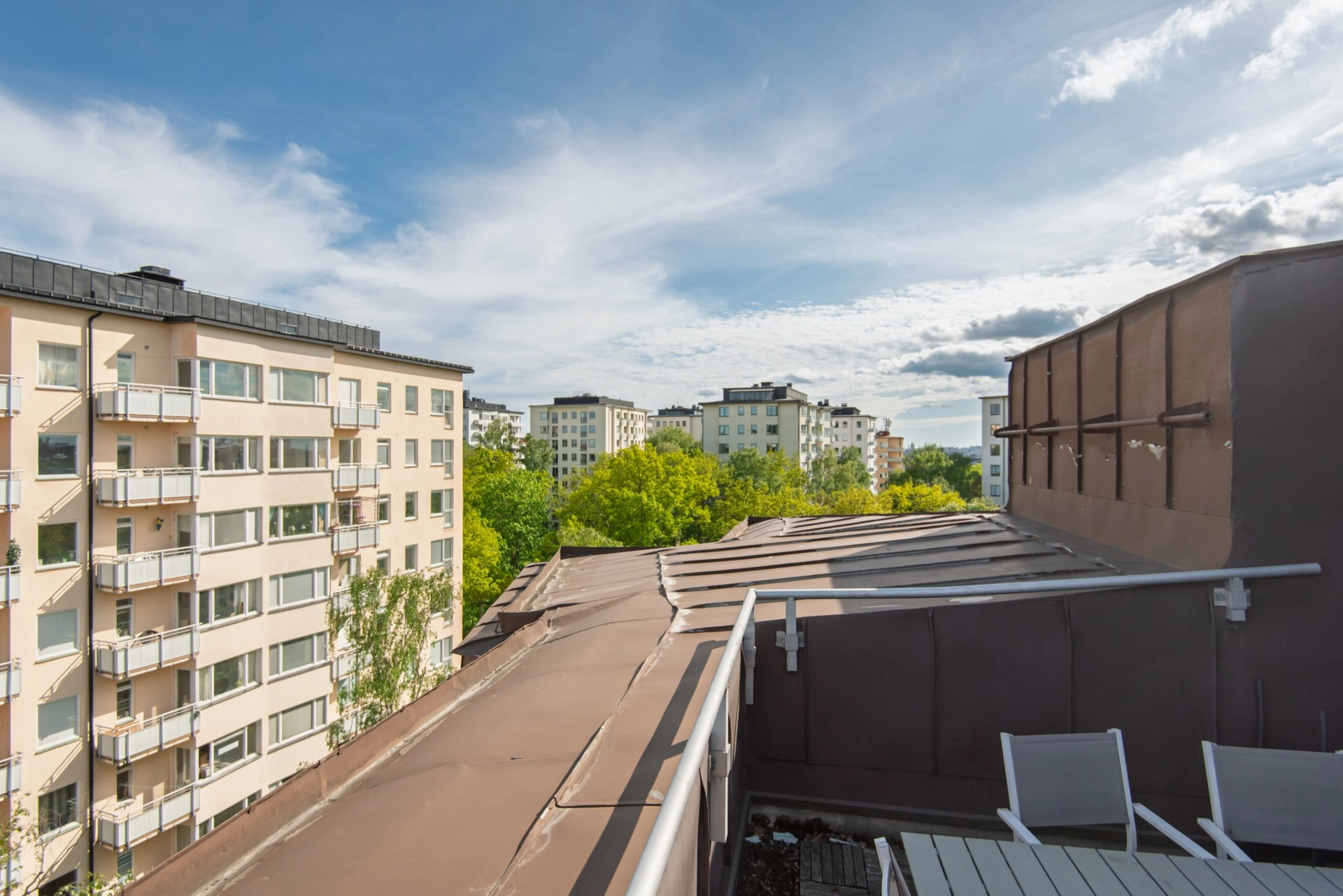Fint renoverad etta med balkong och fint ljusinsläpp!