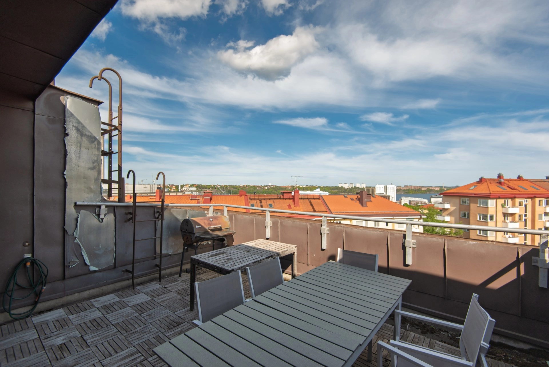 Fint renoverad etta med balkong och fint ljusinsläpp!