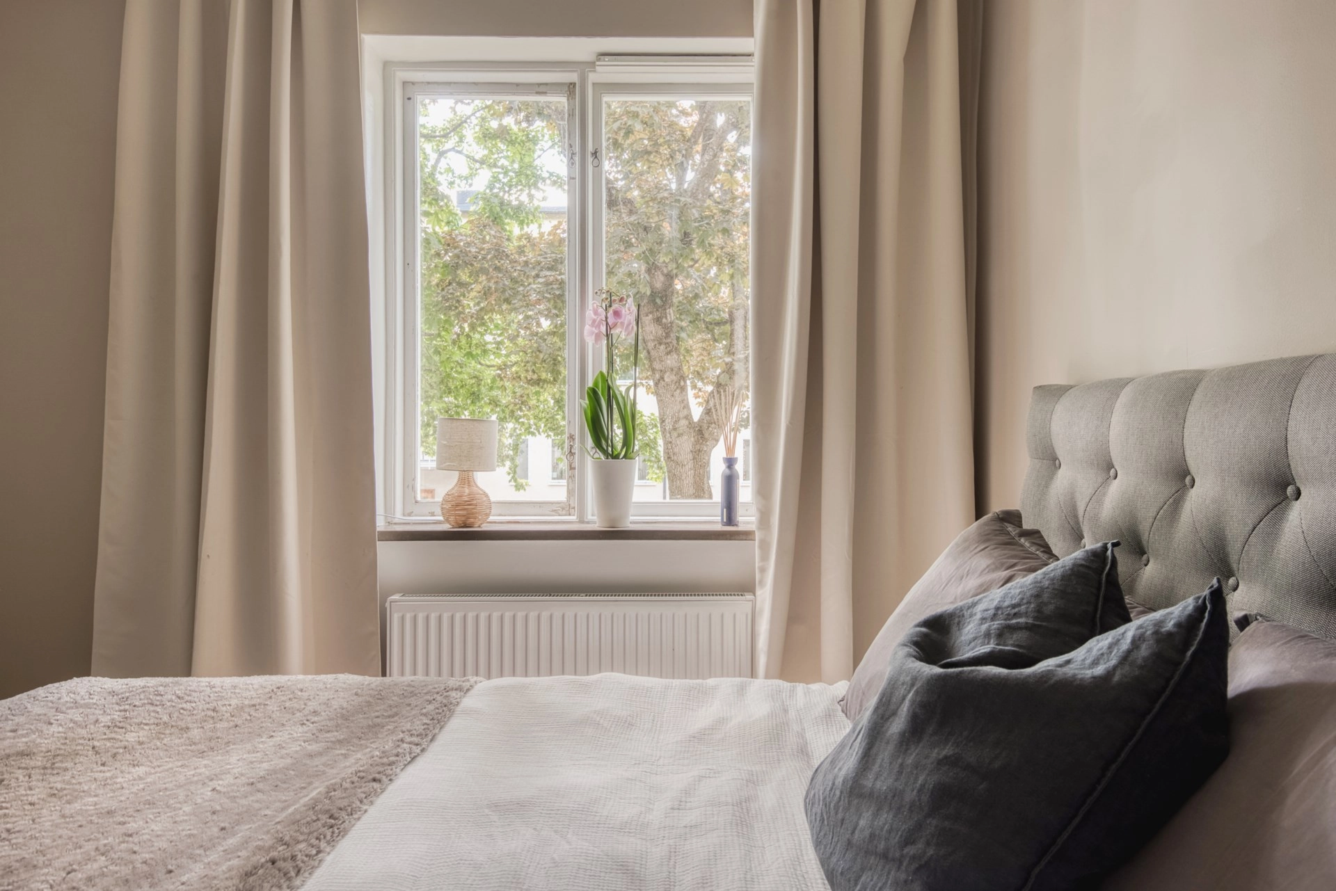 Stilfull tvåa med bevarad funkischarm och moderna bekvämligheter