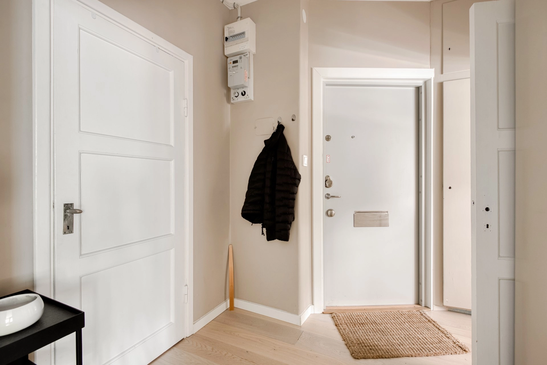 Stilfull tvåa med bevarad funkischarm och moderna bekvämligheter
