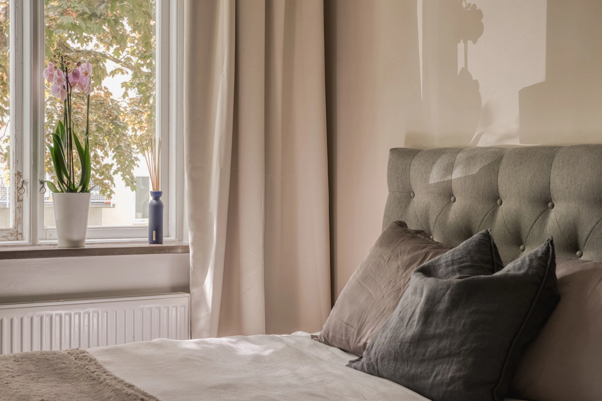 Stilfull tvåa med bevarad funkischarm och moderna bekvämligheter