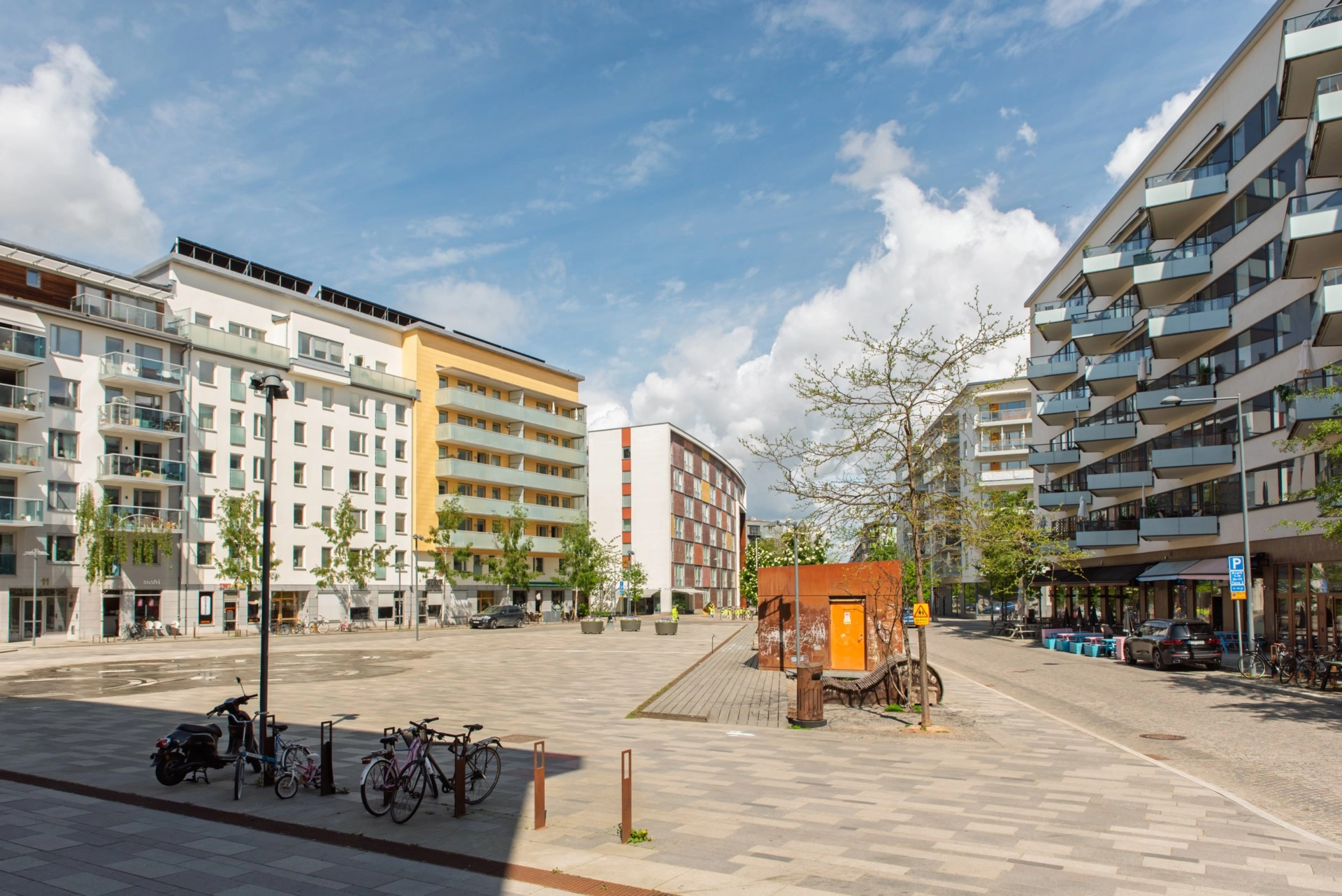 Stilfull tvåa med bevarad funkischarm och moderna bekvämligheter