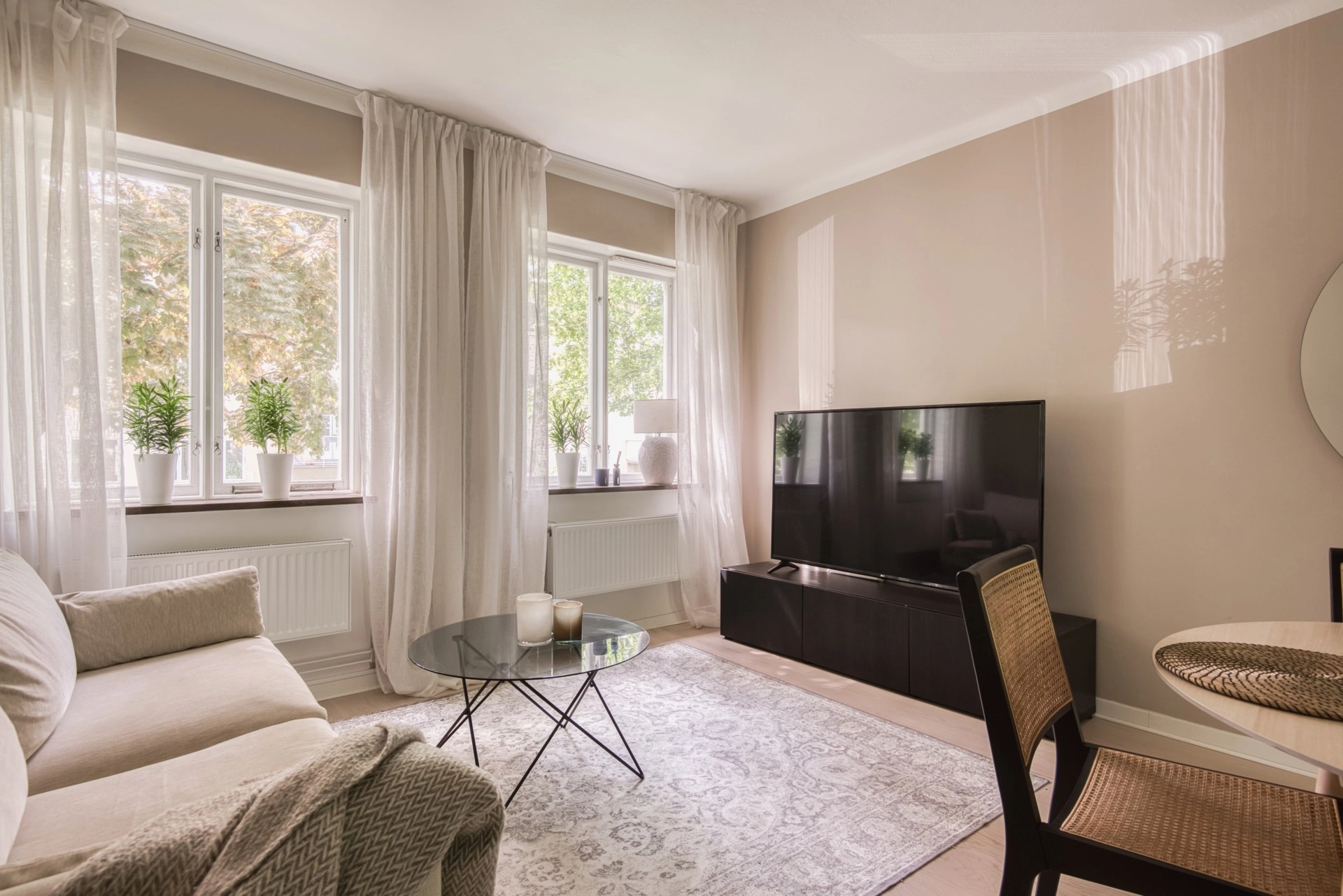Stilfull tvåa med bevarad funkischarm och moderna bekvämligheter