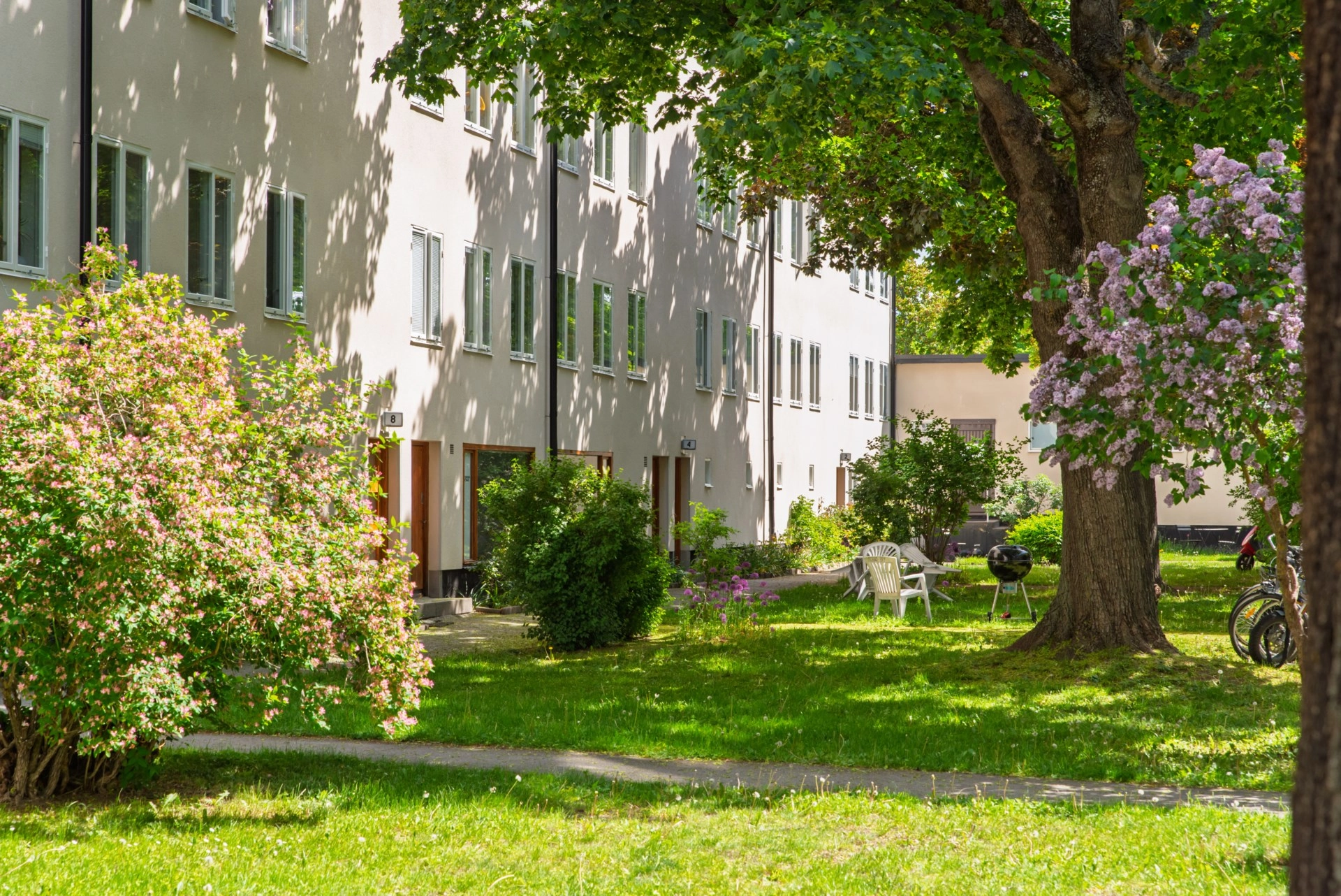 Stilfull tvåa med bevarad funkischarm och moderna bekvämligheter