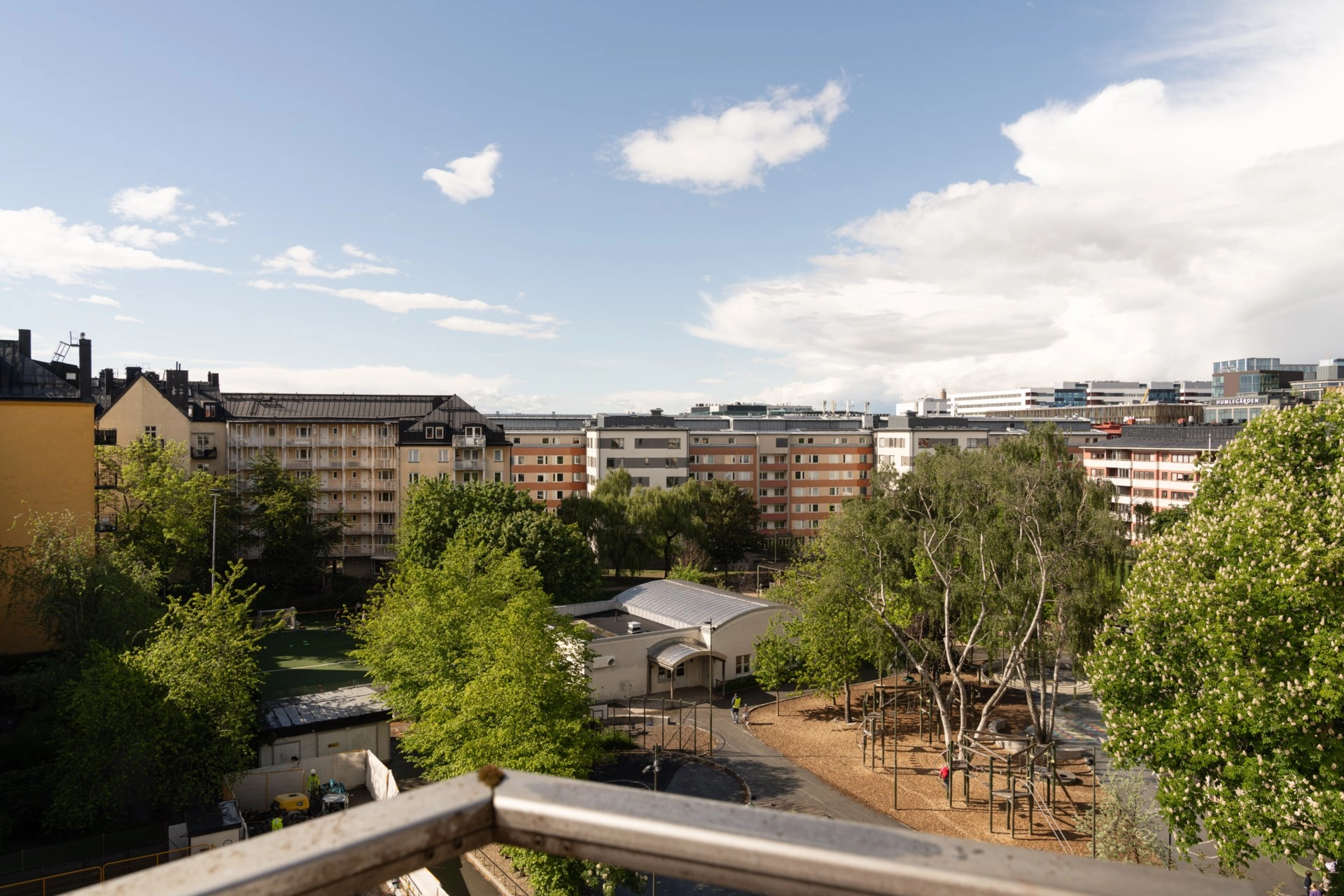 Drömboende i hjärtat av Birkastan – optimal trea med balkong i söderläge och garage!