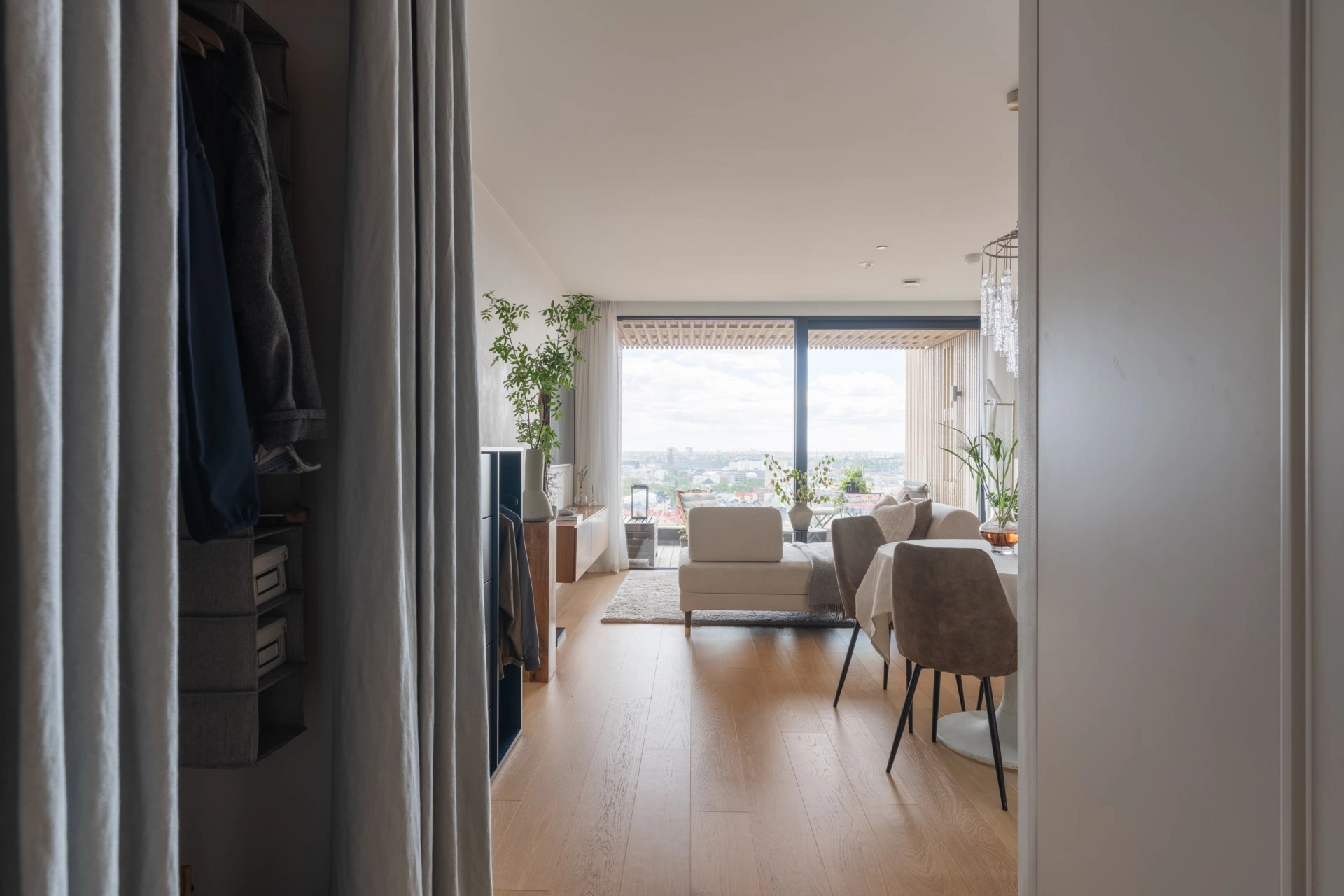 Våning 20 med söderterrass och utsikt över Stockholm!
