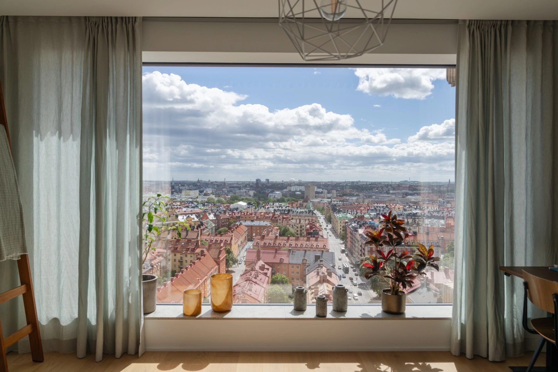 Våning 20 med söderterrass och utsikt över Stockholm!