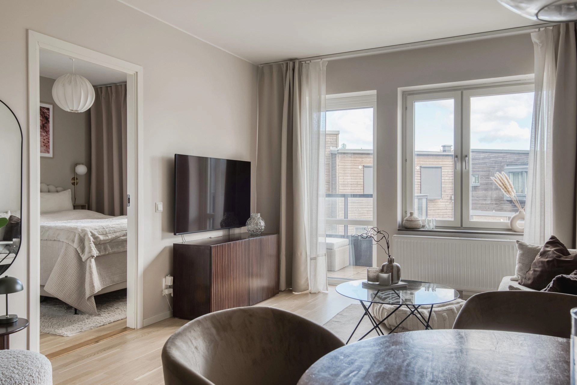 Kvadratsmart tvåa med balkong och genomgående modern känsla