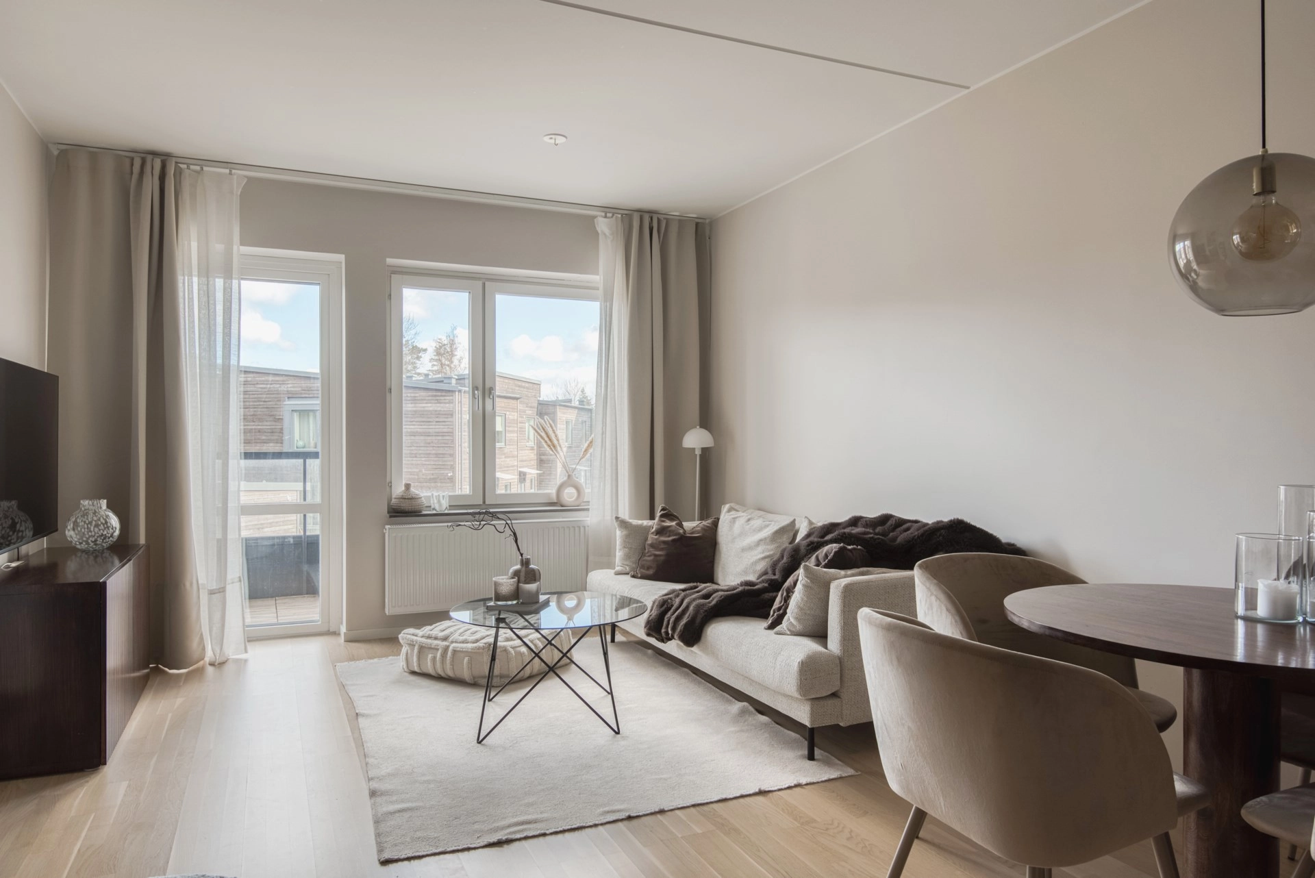 Kvadratsmart tvåa med balkong och genomgående modern känsla