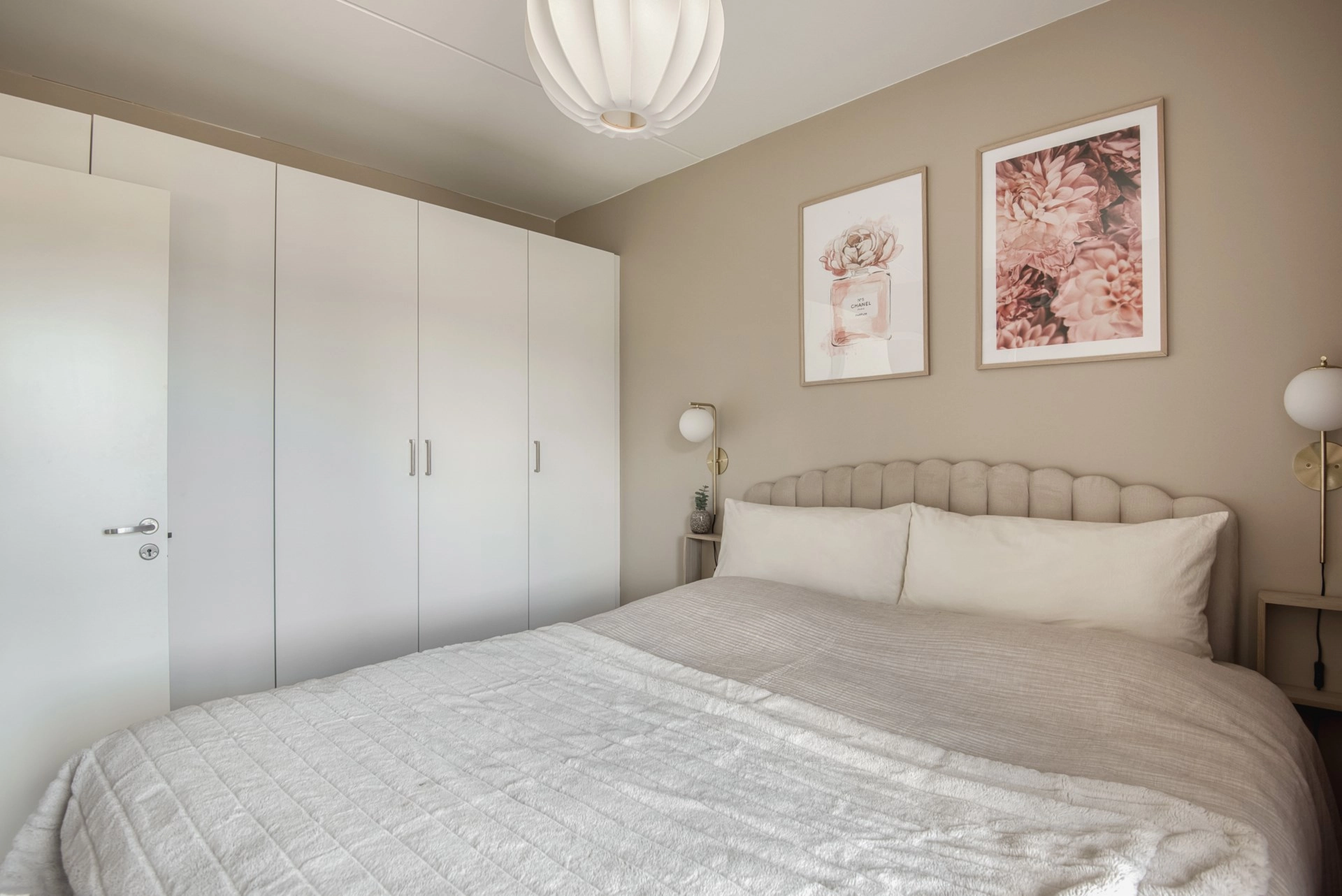 Kvadratsmart tvåa med balkong och genomgående modern känsla