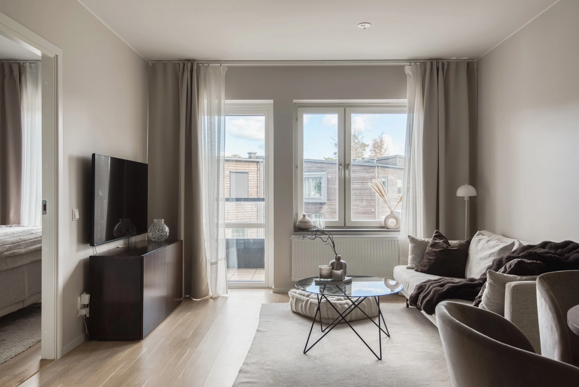 Kvadratsmart tvåa med balkong och genomgående modern känsla