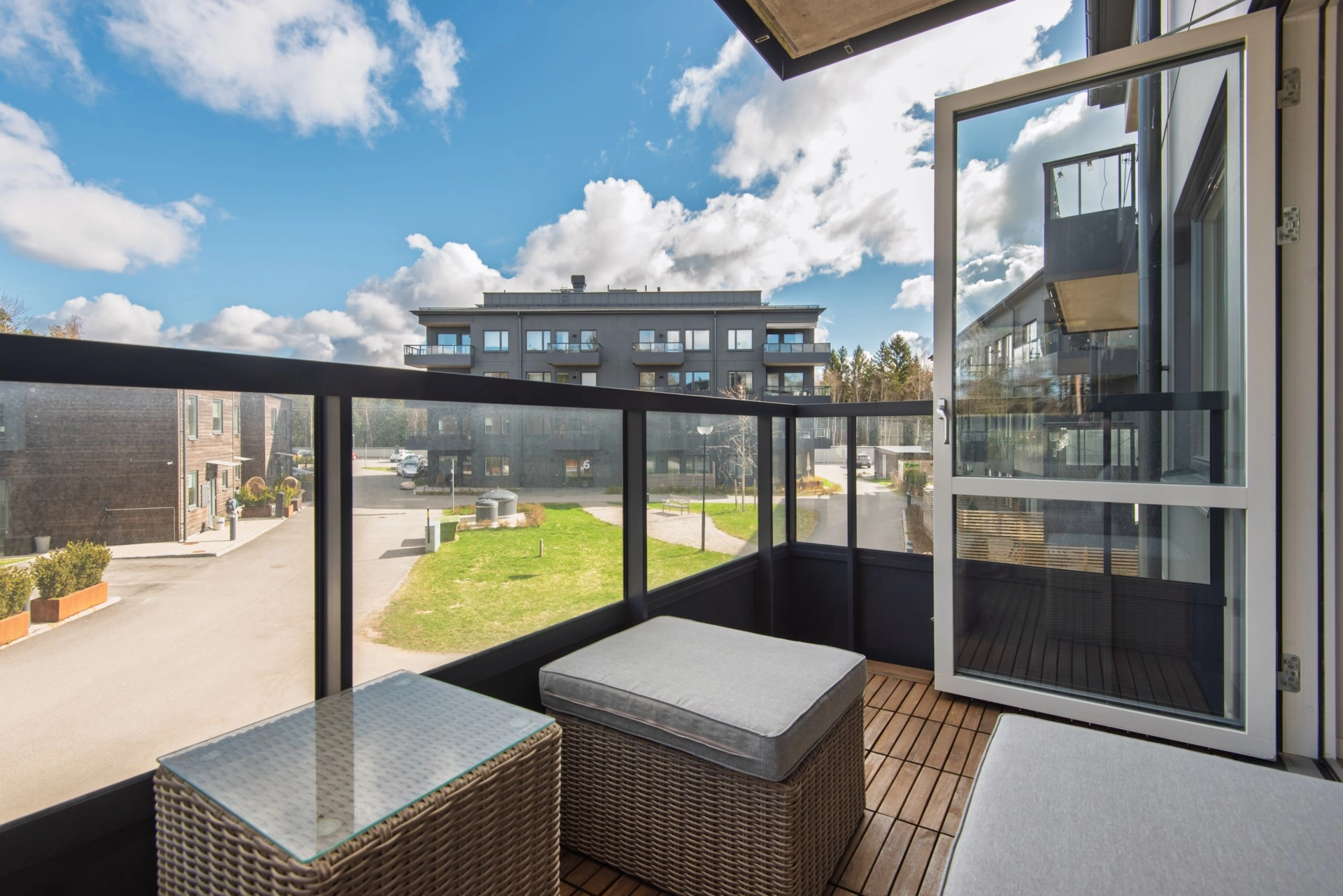 Kvadratsmart tvåa med balkong och genomgående modern känsla
