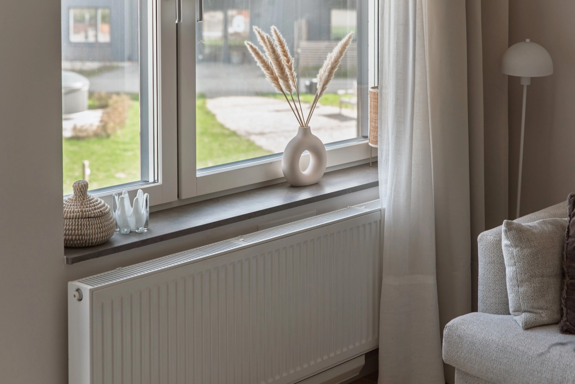 Kvadratsmart tvåa med balkong och genomgående modern känsla