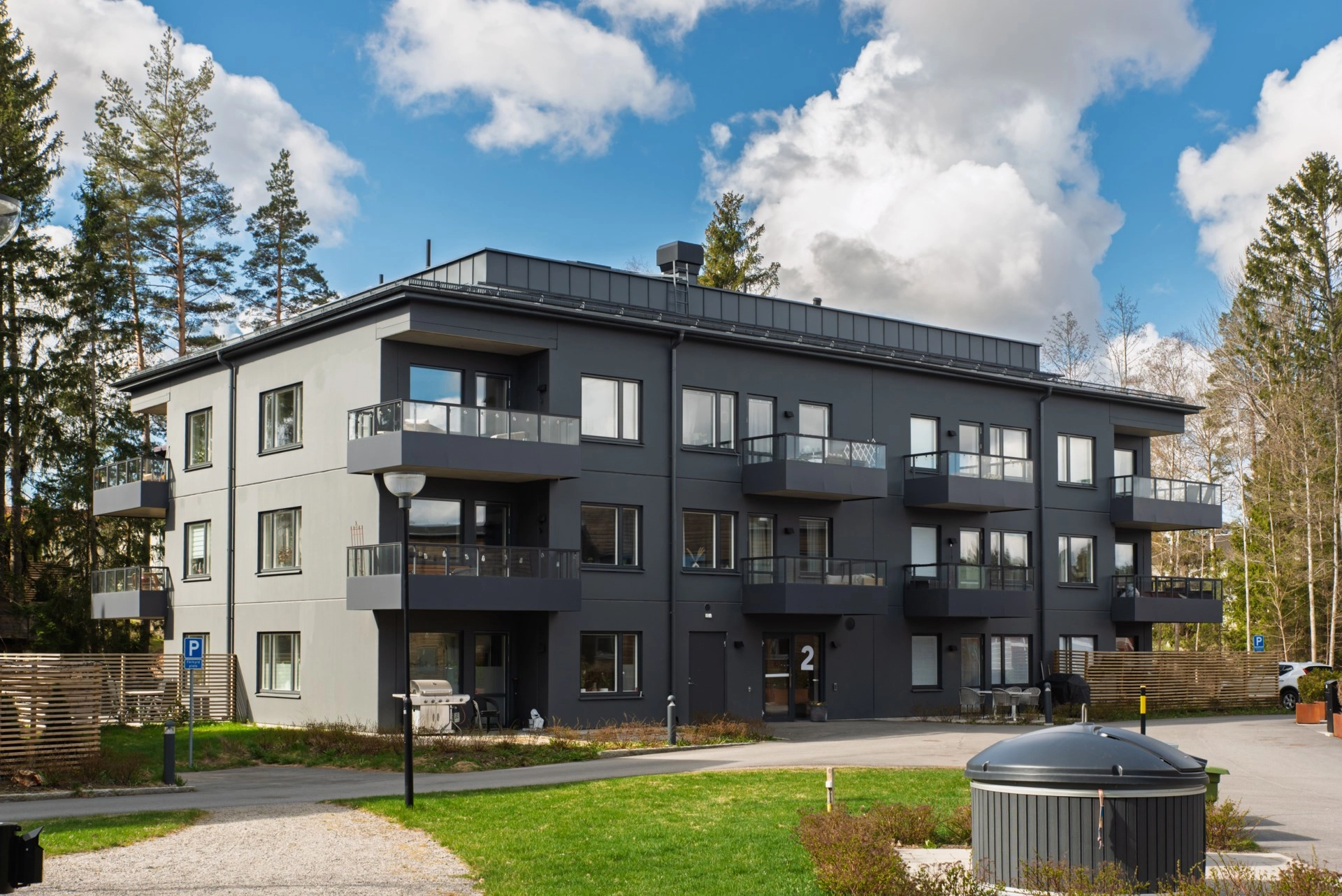 Kvadratsmart tvåa med balkong och genomgående modern känsla
