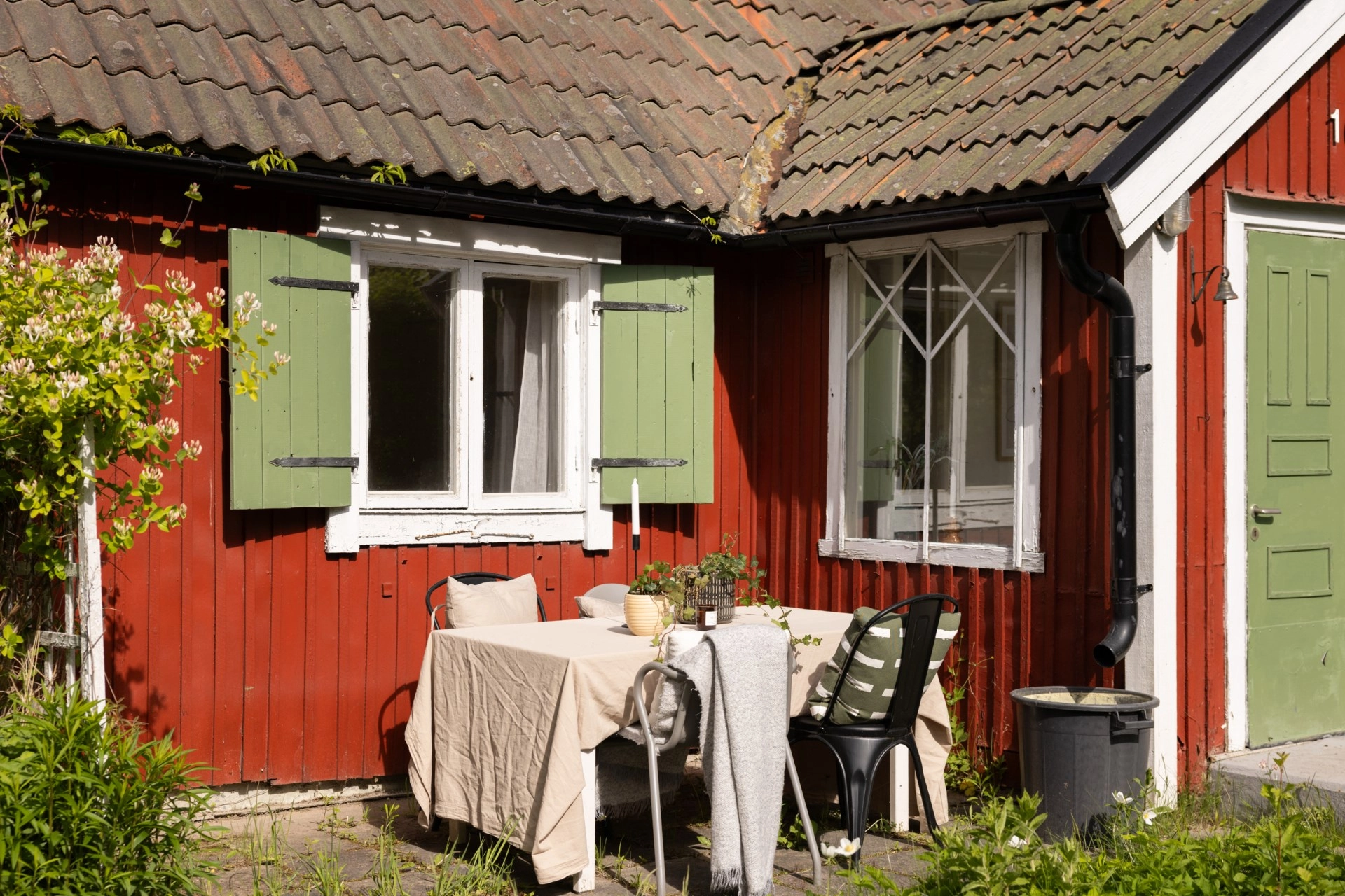 Varmt välkomna till denna sommaridyll med cykelavstånd från stan!