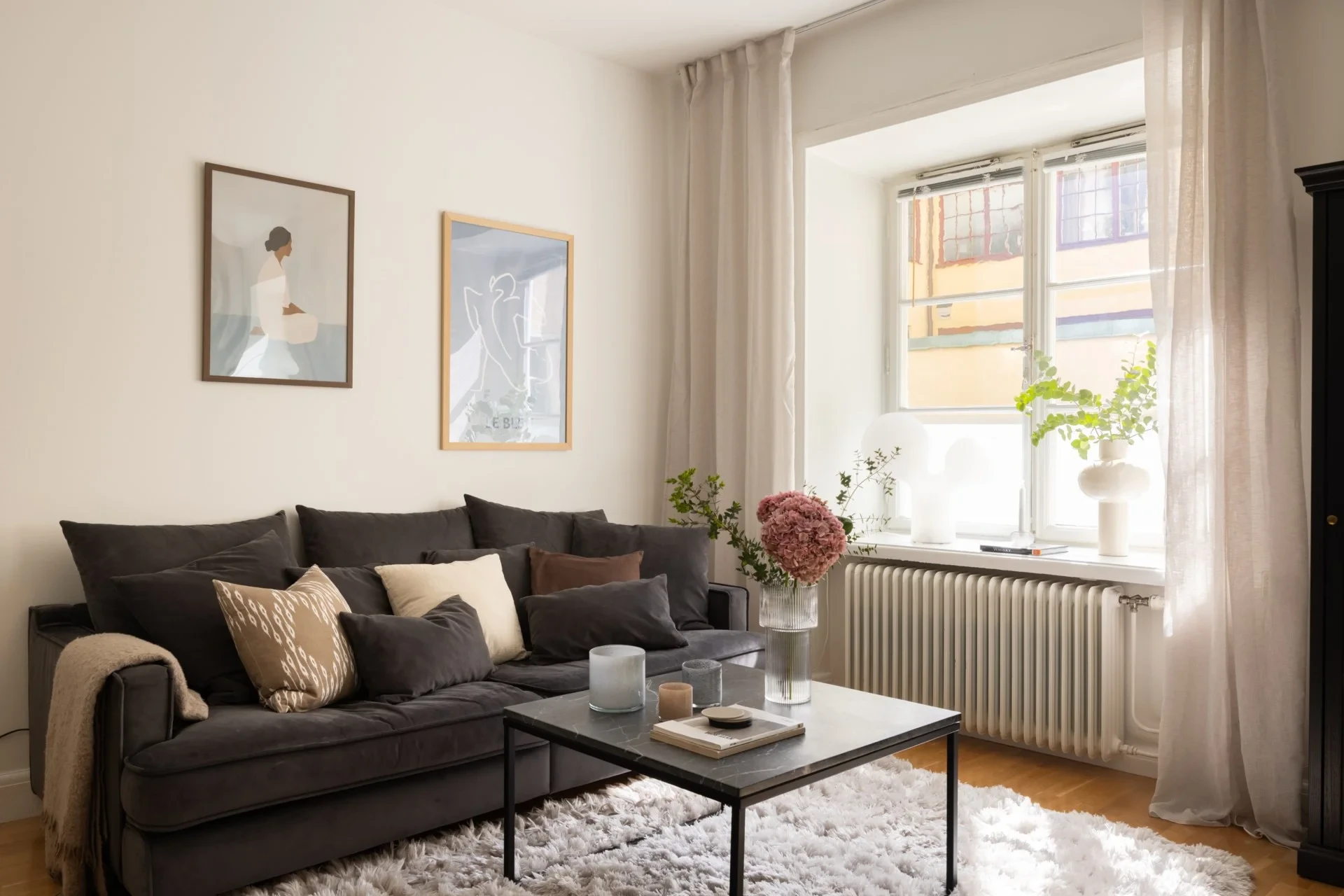 Drömlik sekelskiftesetta mot lugn innergård – där varje kvadratmeter känns som hemma