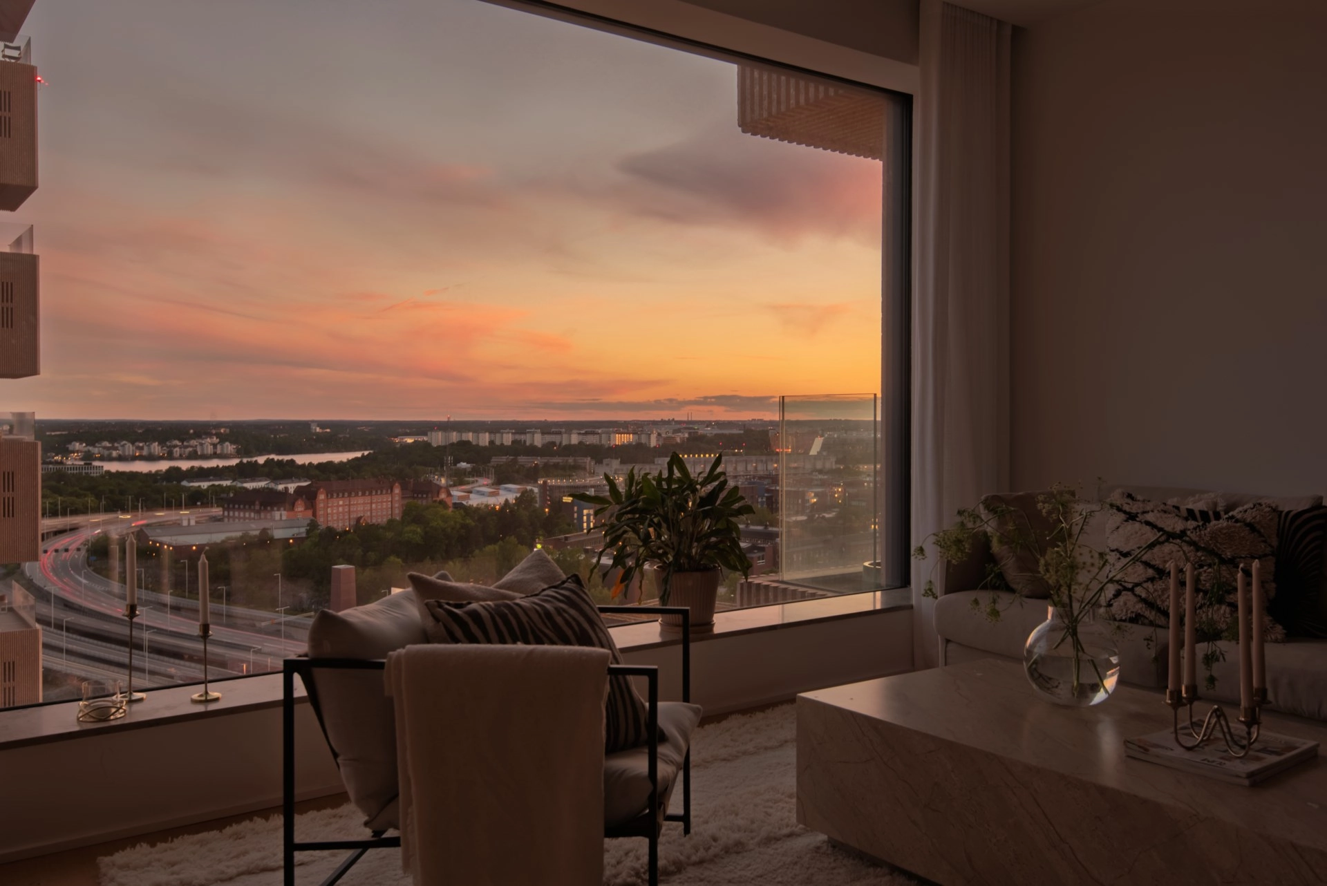 Spektakulär trea (möjlig fyra) med två balkonger och mildsvid utsikt på 20:e våningen!