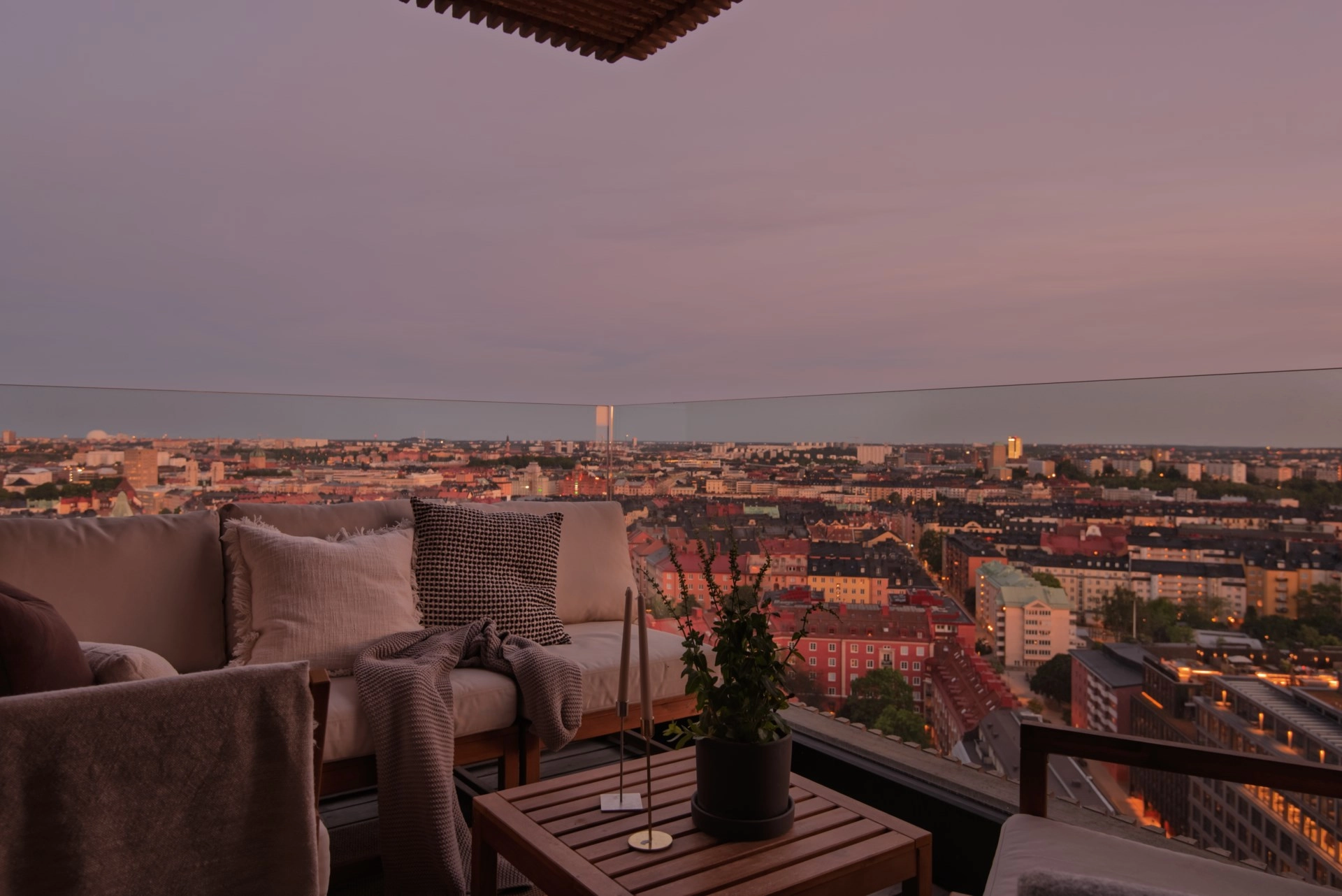 Spektakulär trea (möjlig fyra) med två balkonger och mildsvid utsikt på 20:e våningen!
