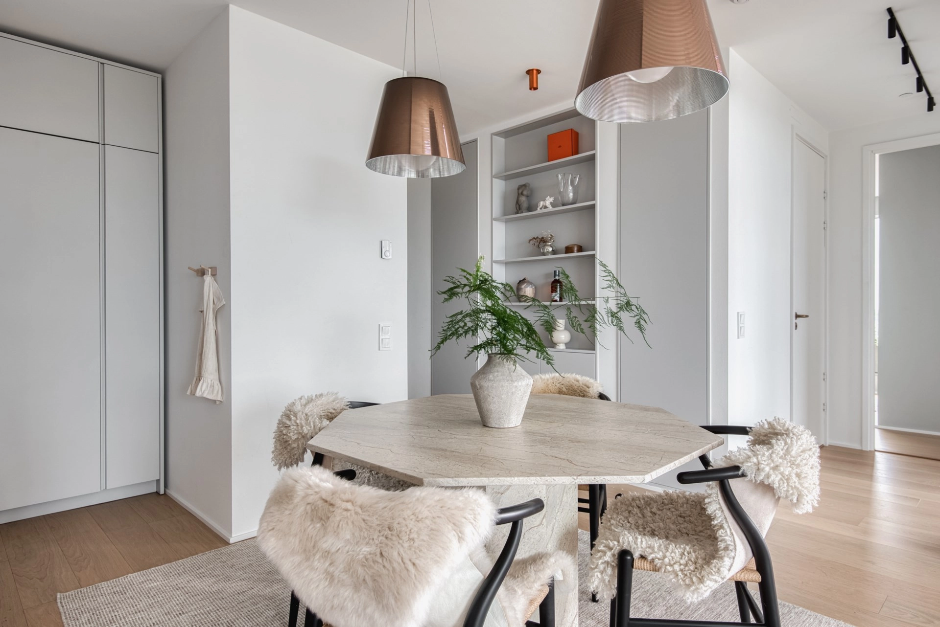 Spektakulär trea (möjlig fyra) med två balkonger och mildsvid utsikt på 20:e våningen!
