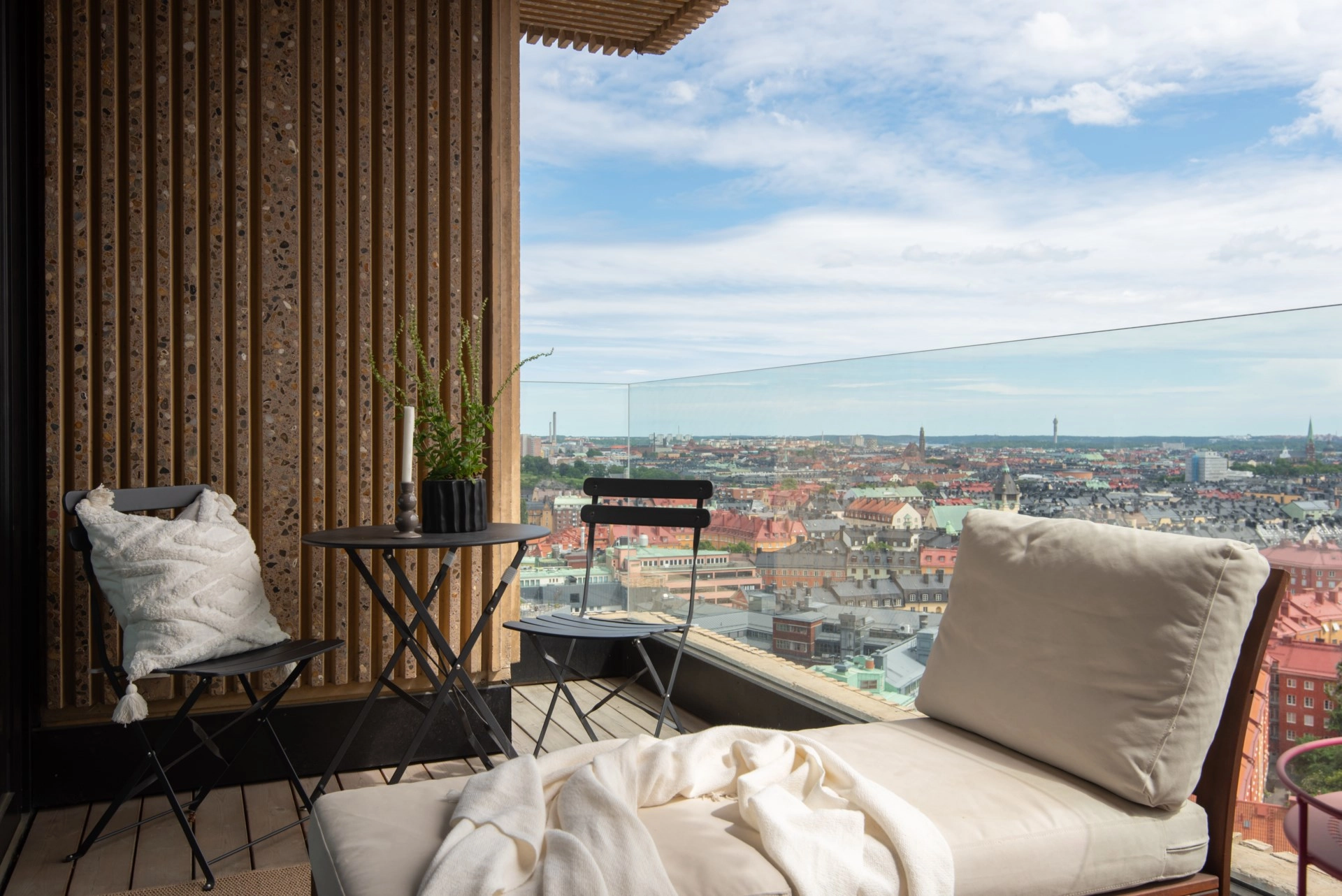Spektakulär trea (möjlig fyra) med två balkonger och mildsvid utsikt på 20:e våningen!