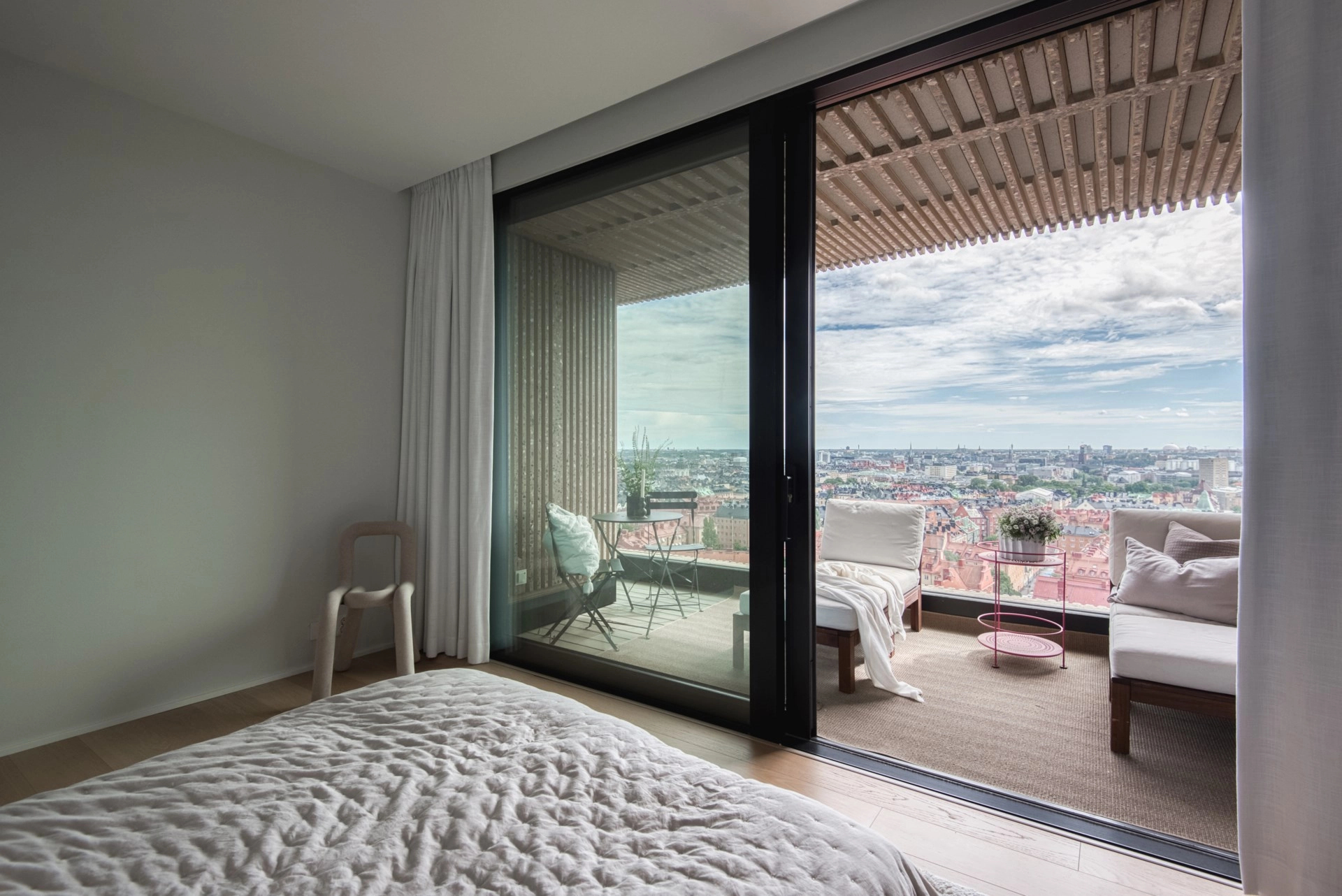 Spektakulär trea (möjlig fyra) med två balkonger och mildsvid utsikt på 20:e våningen!