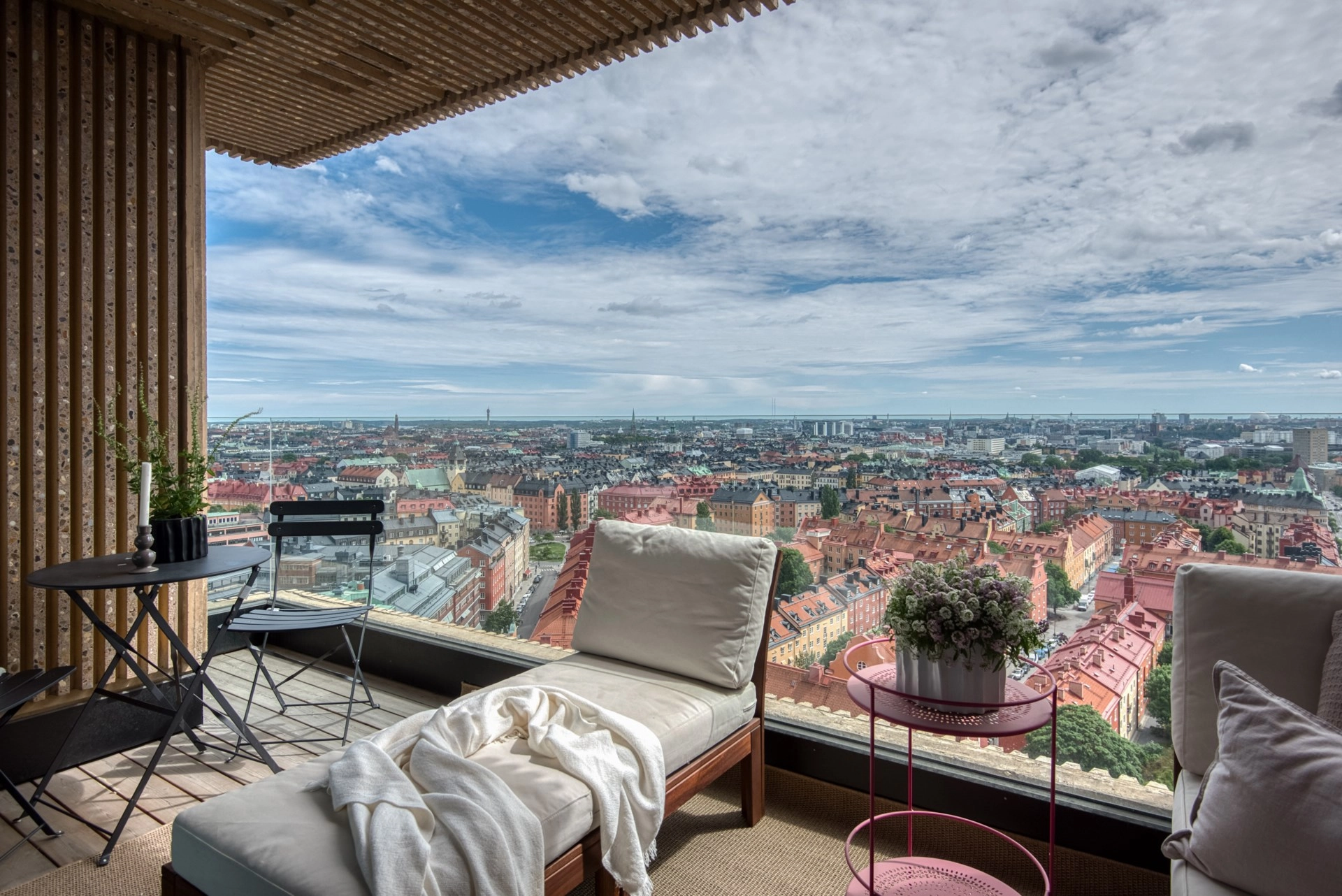 Spektakulär trea (möjlig fyra) med två balkonger och mildsvid utsikt på 20:e våningen!