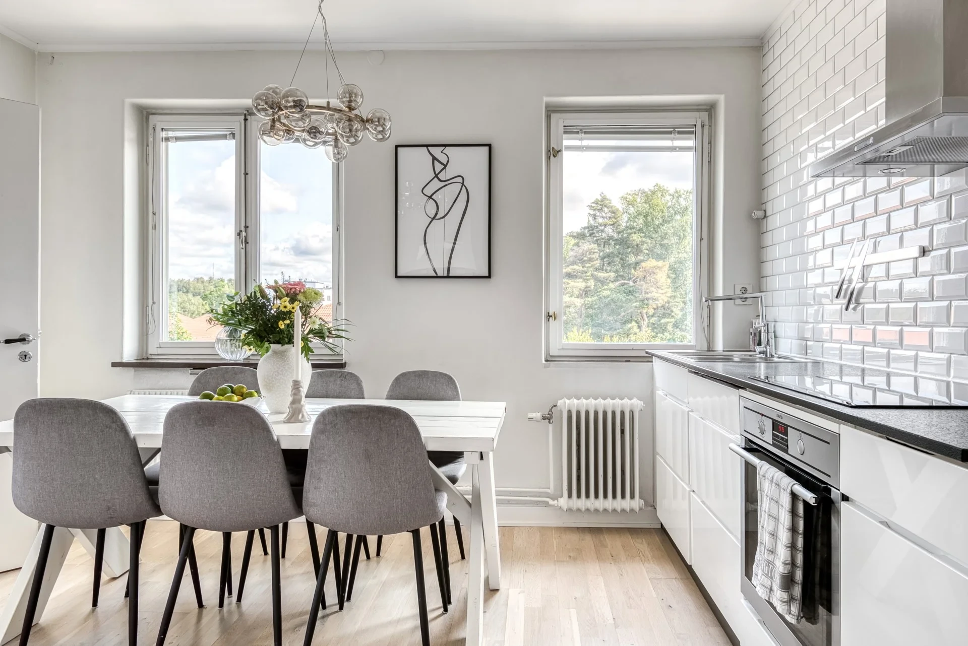 Ett hem att älska – med västvänd balkong, fritt läge högst upp i huset och fin utsikt