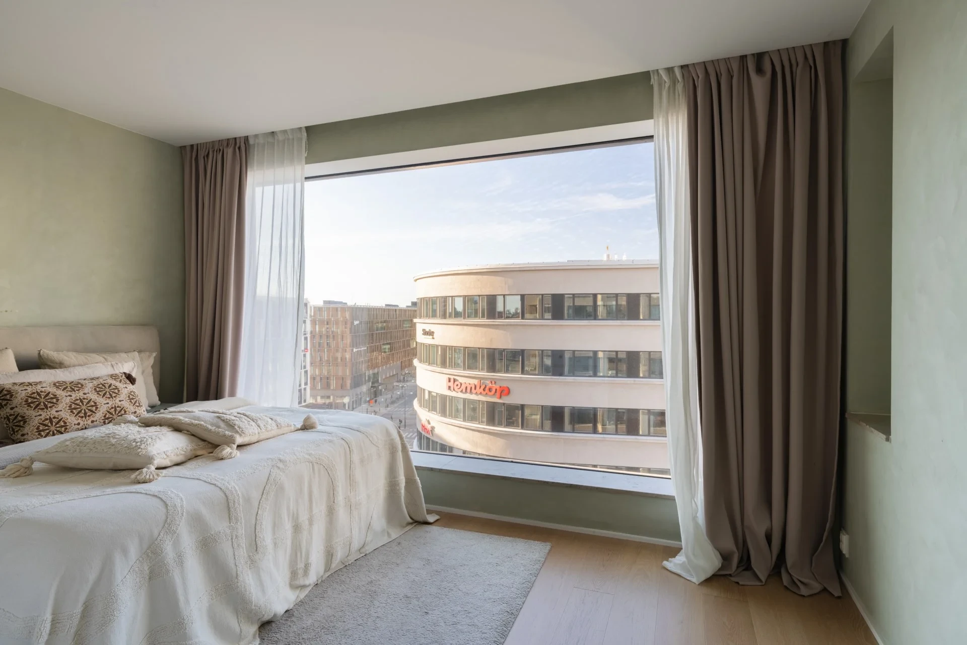 Exklusiv tvåa i Norra Tornen med walk-in closet, terrass och kvällssol!