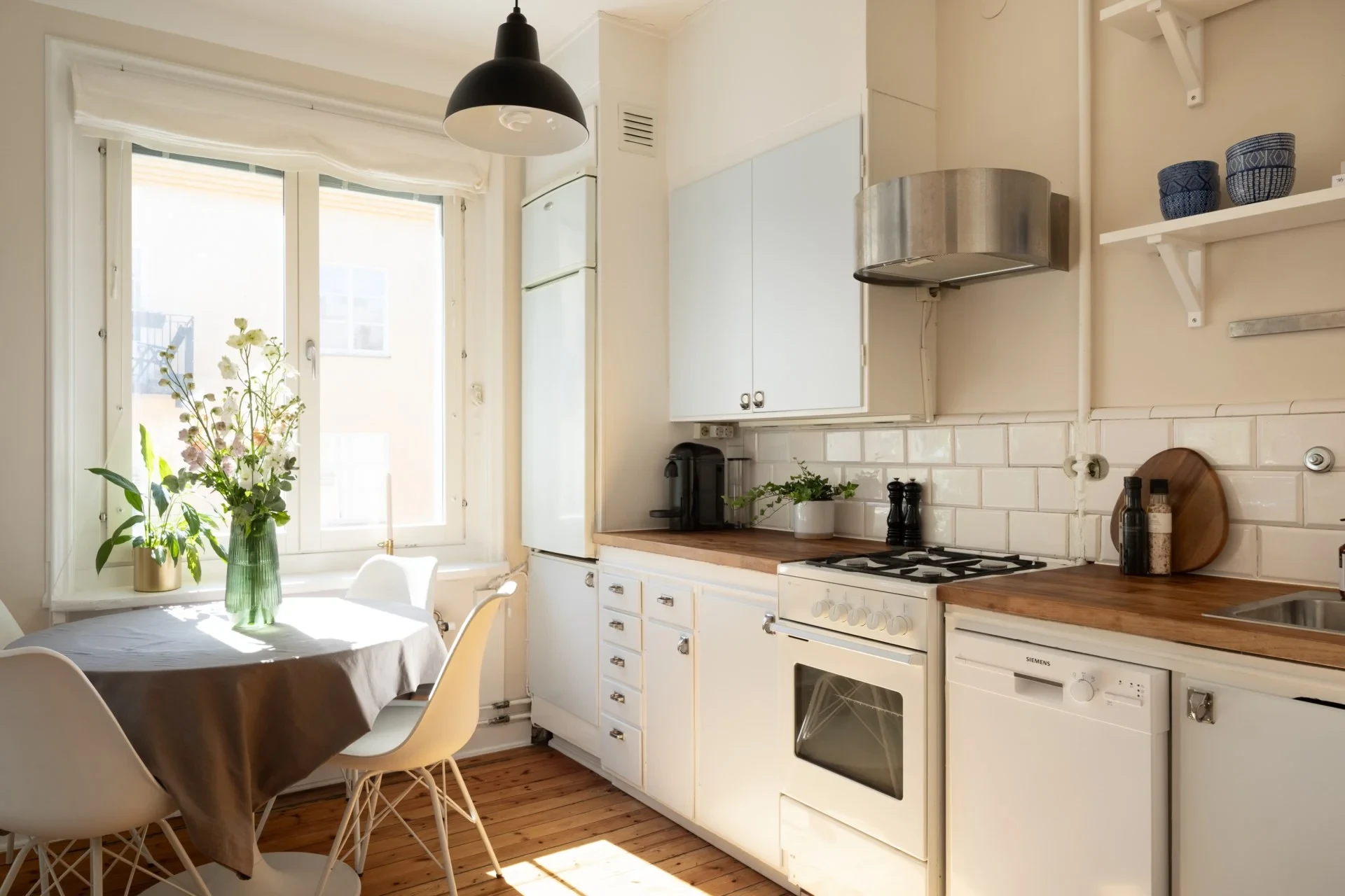 Torsgatan 42, 4/5 tr – sommarens ljusaste stadsoas med möjlighet till 2 rok