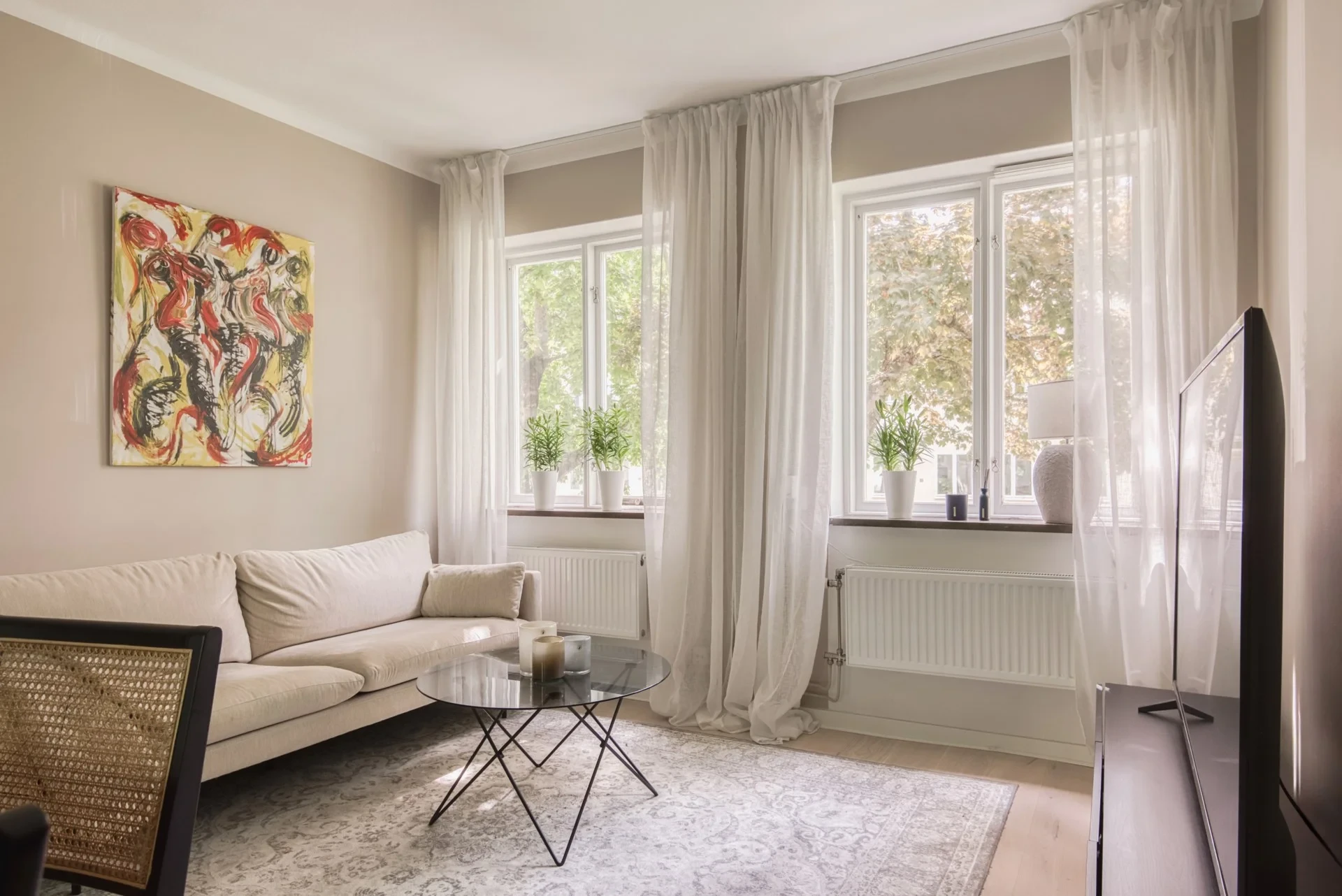 Stilfull tvåa med bevarad funkischarm och moderna bekvämligheter