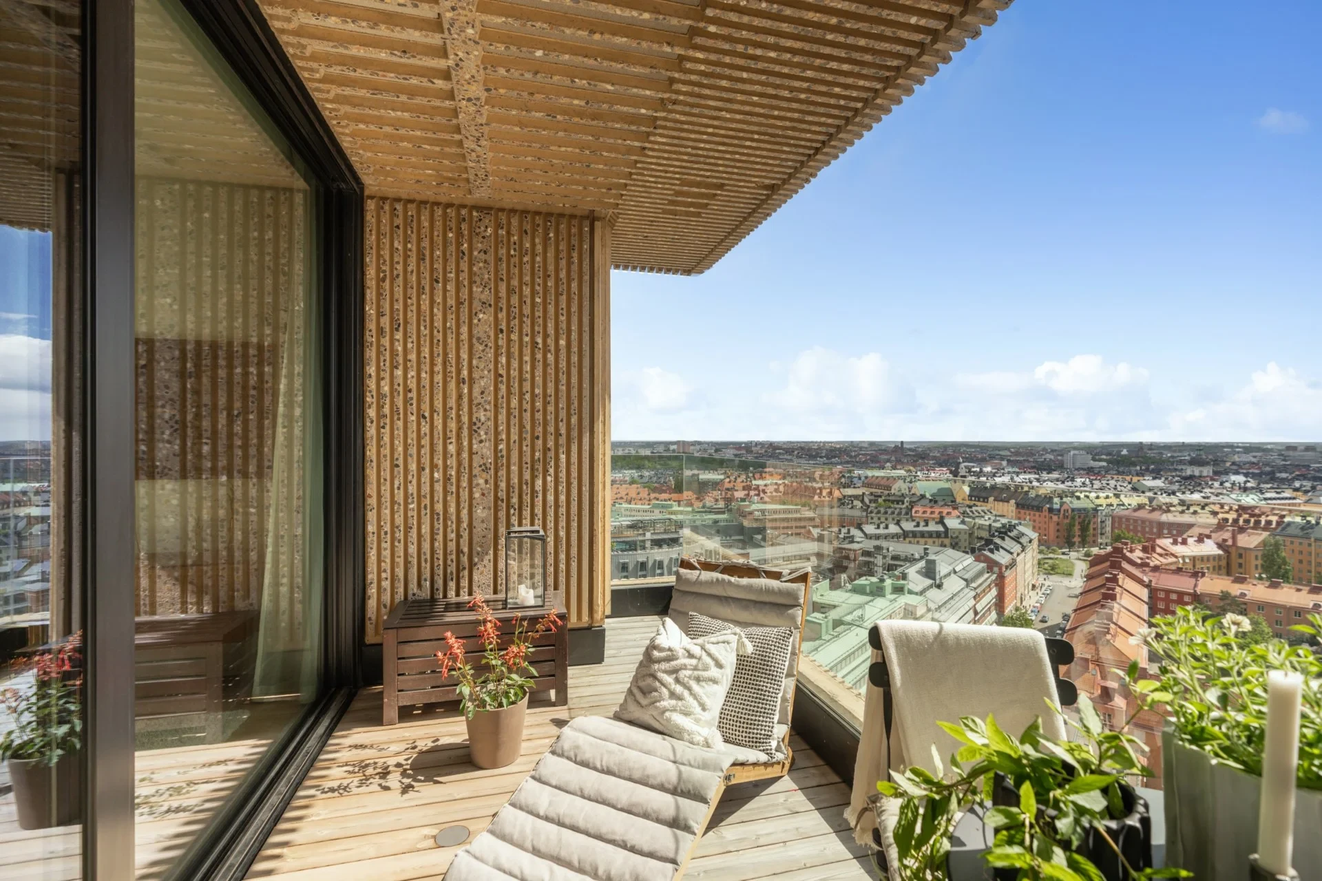 Våning 20 med söderterrass och utsikt över Stockholm!