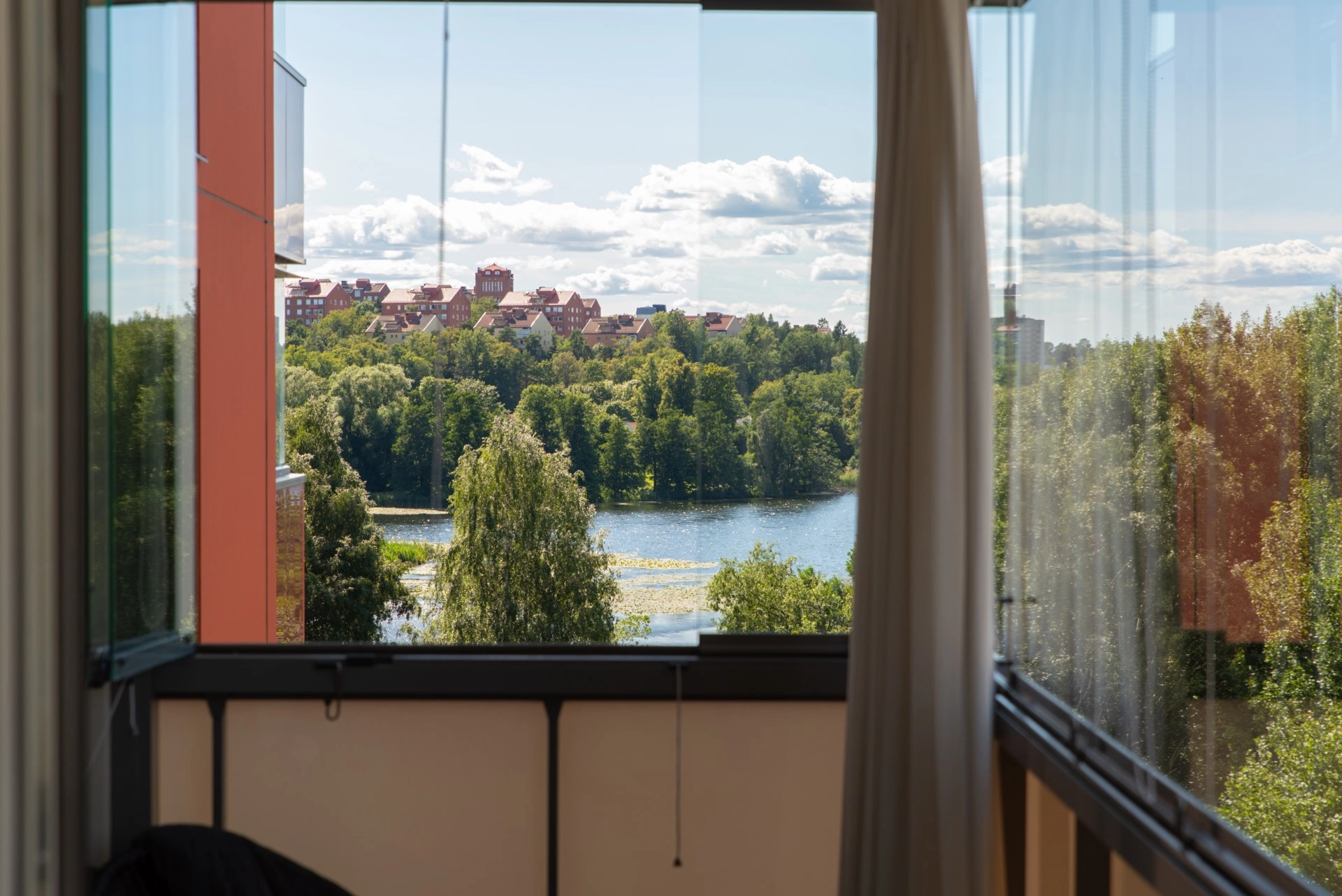 Högt över Arenastaden med fin utsikt och en fantastisk inglasad balkong!
