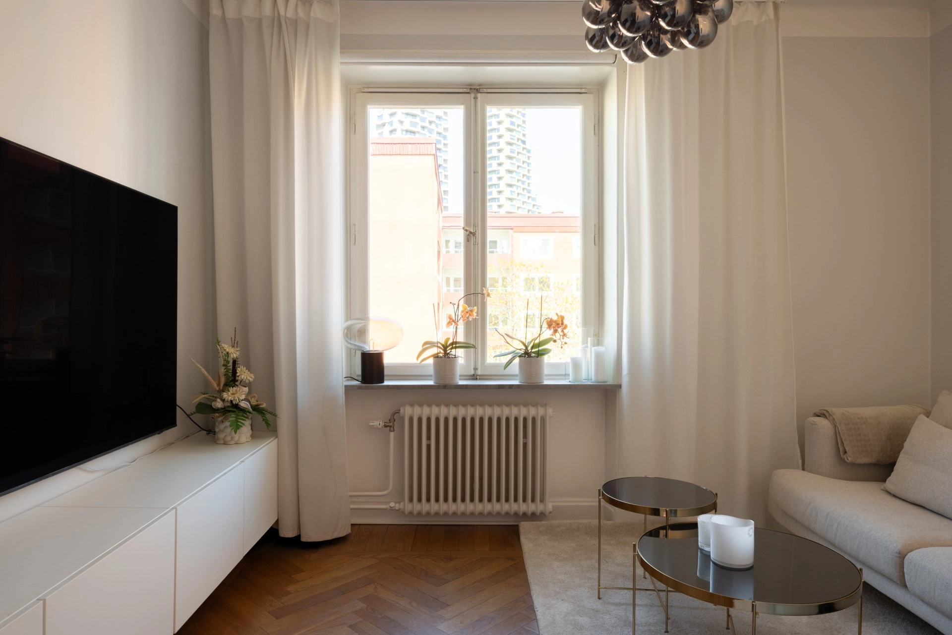 Drömbostad högt upp – tidlös 30-talscharm med ljus och elegans!