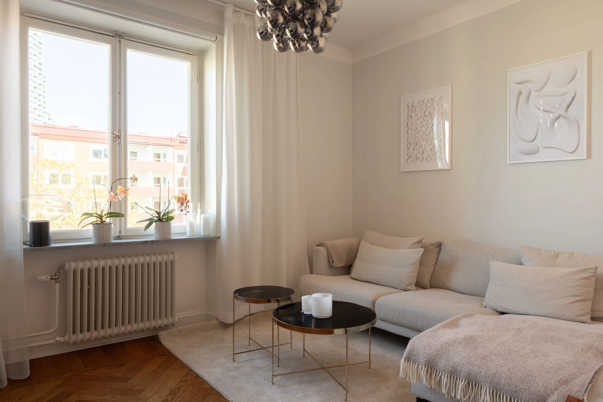 Drömbostad högt upp – tidlös 30-talscharm med ljus och elegans!