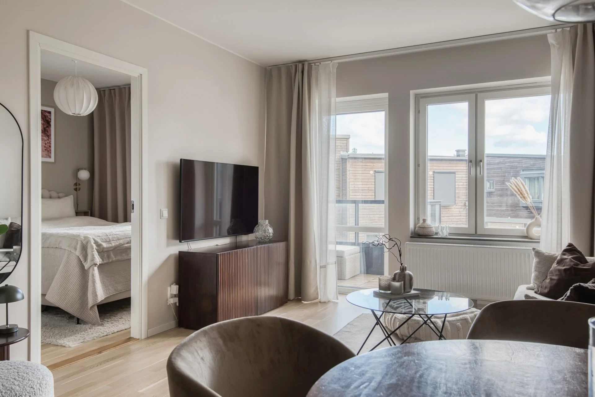 Kvadratsmart tvåa med balkong och genomgående modern känsla