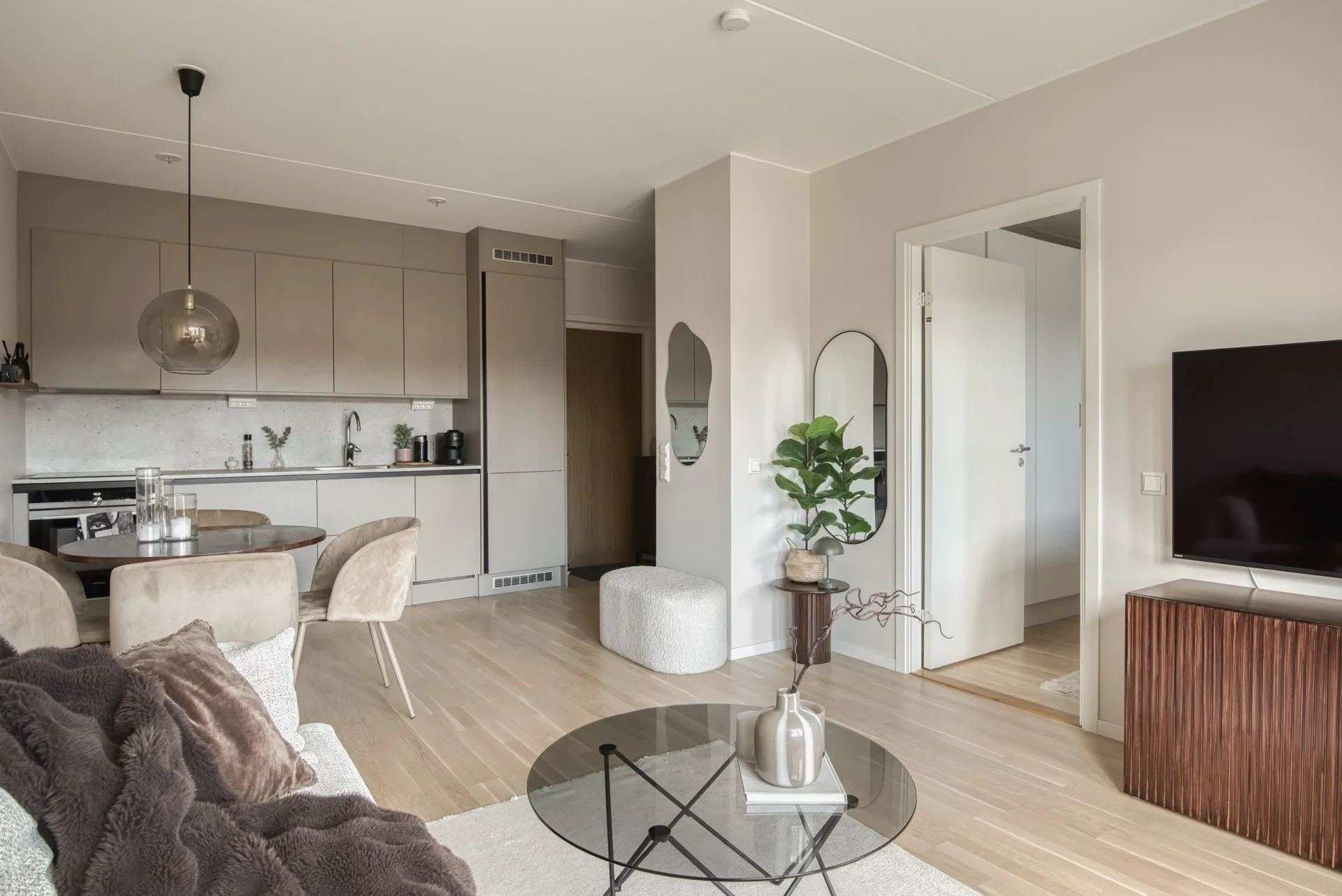 Kvadratsmart tvåa med balkong och genomgående modern känsla